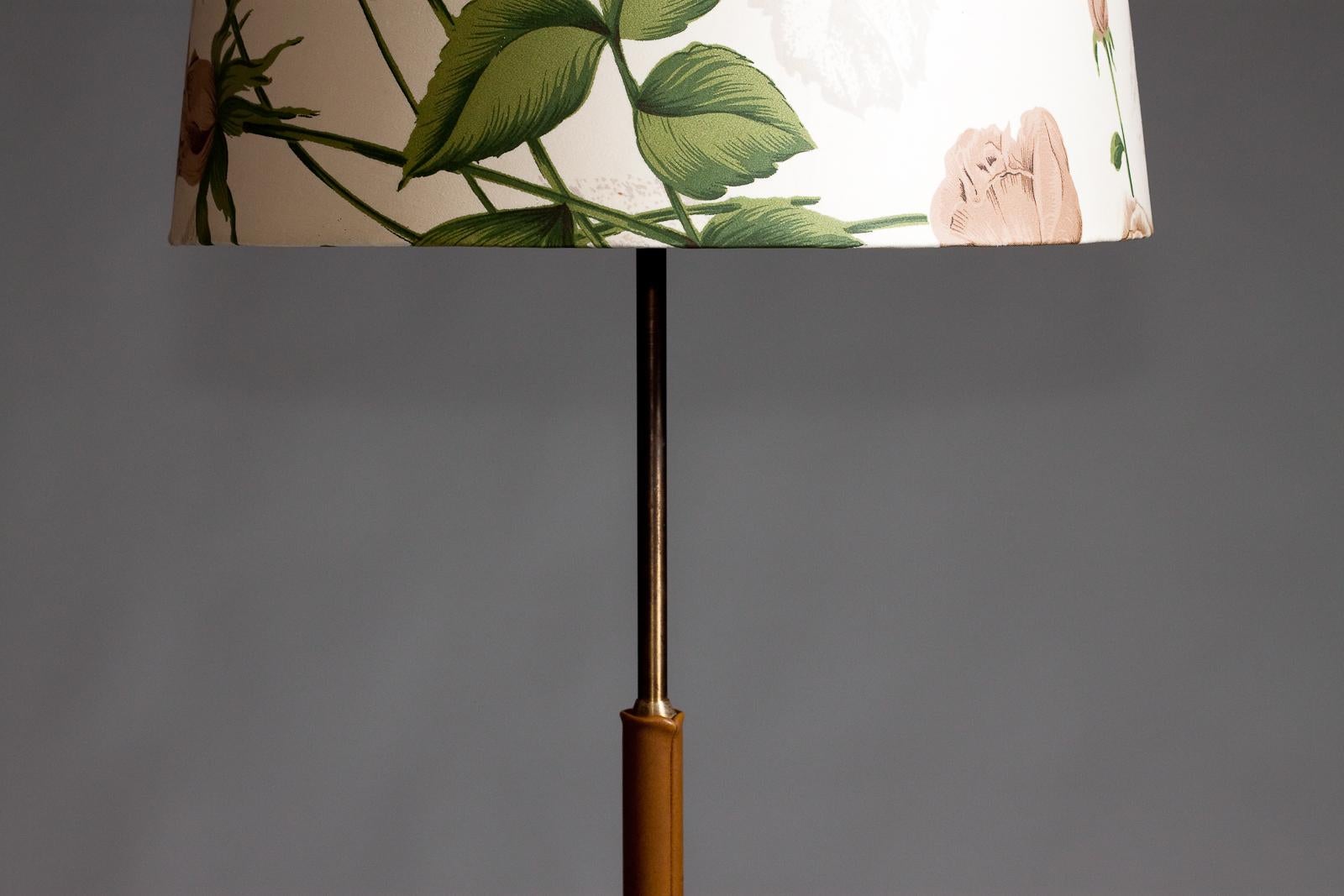 Svedese Lampada da terra svedese di metà secolo in pelle, ANF in vendita