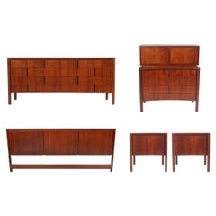 Ensemble de chambre à coucher Swedish Mid-Century Modern King Size par Edmond Spence en noyer