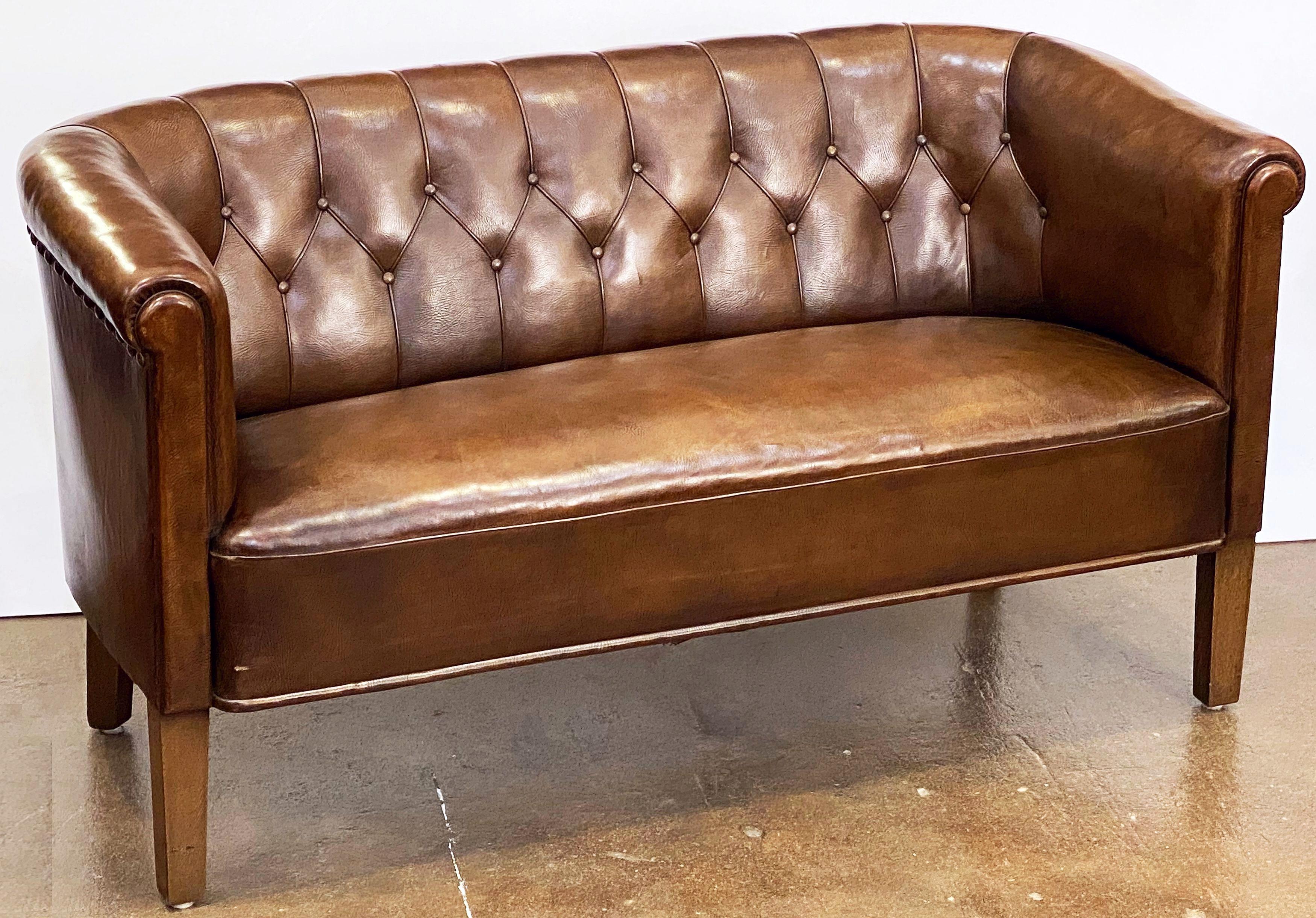 Swedish Mid-Century Modern Leather Sofa or Settee with Tufted Back In Good Condition In Austin, TX