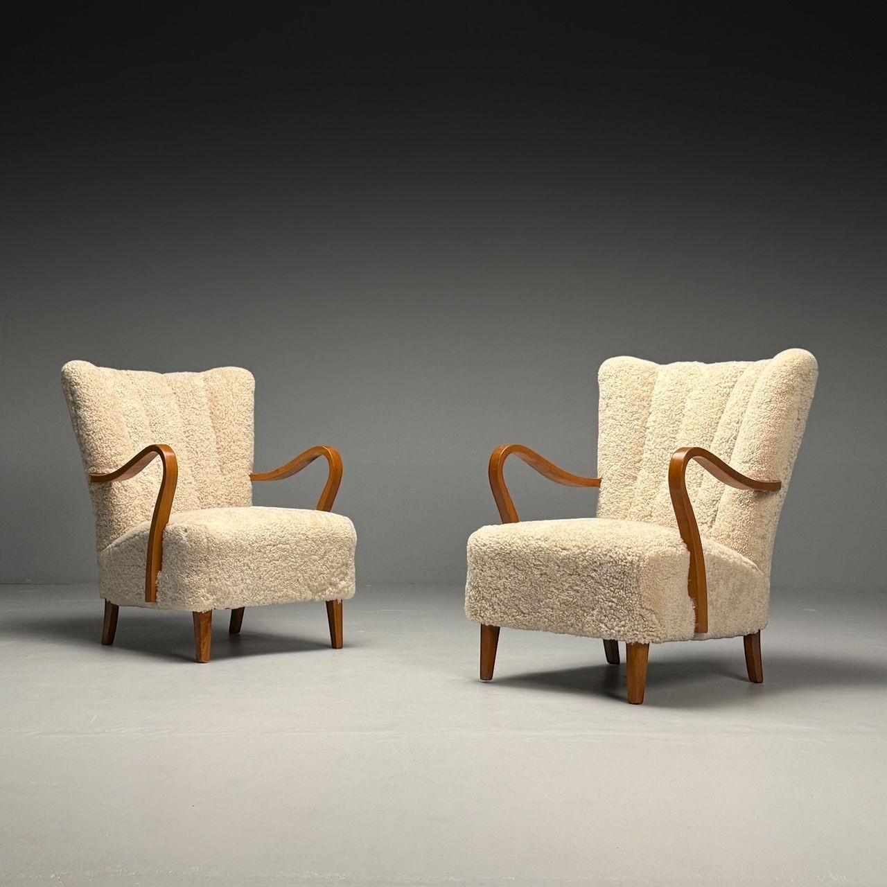Swedish Mid-Century Modern, Lounge Chairs, Beige Sheepskin, Oak, Sweden, 1940s In Good Condition In Manhasset, NY