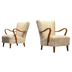 Fauteuils de salon suédois modernes du milieu du siècle, peau de mouton beige, chêne, Suède, années 1940
