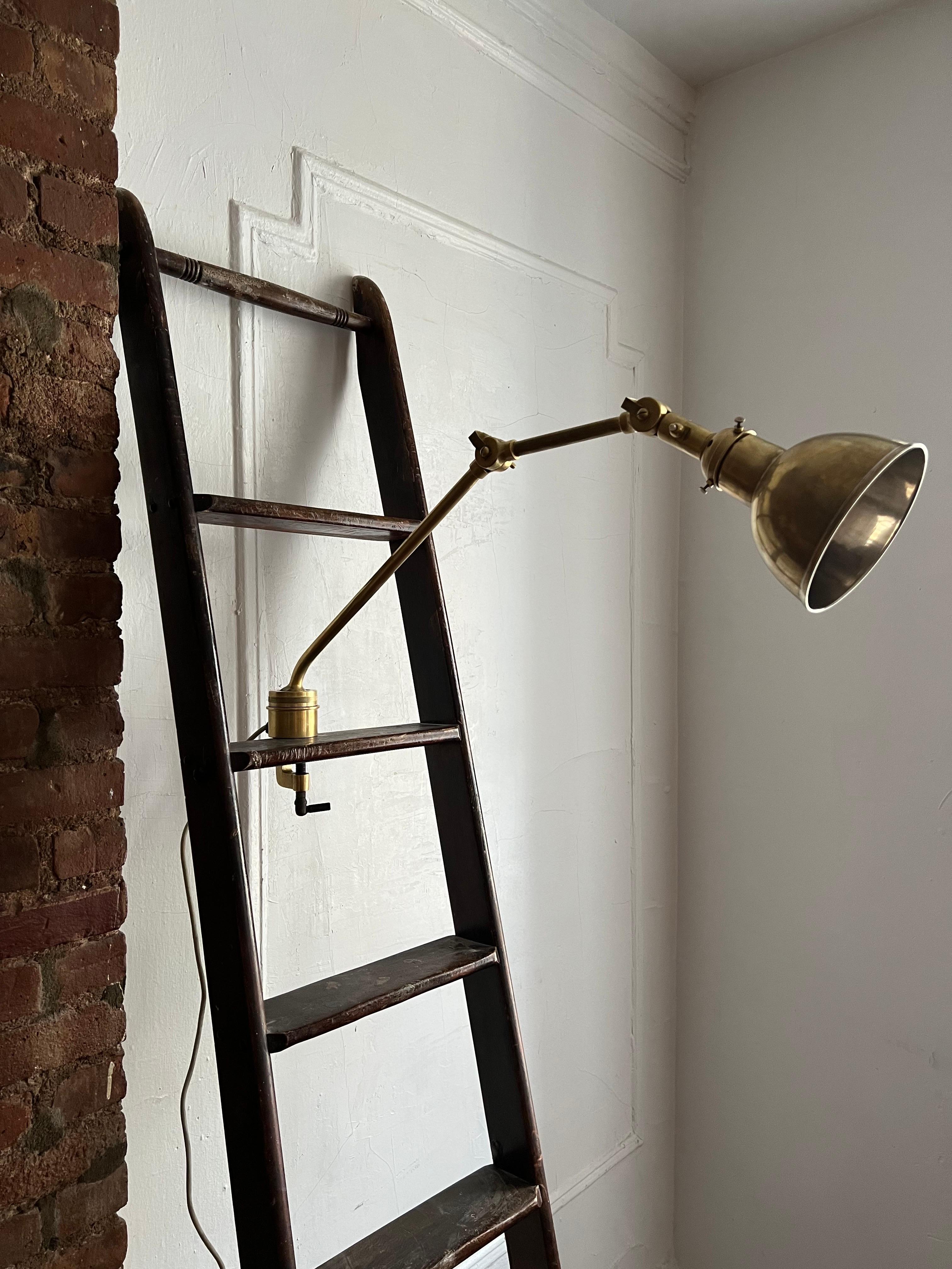 Lampe à éclairage articulée suédoise moderne de style mi-siècle moderne en forme de marine pour mur, table et bureau en vente 7
