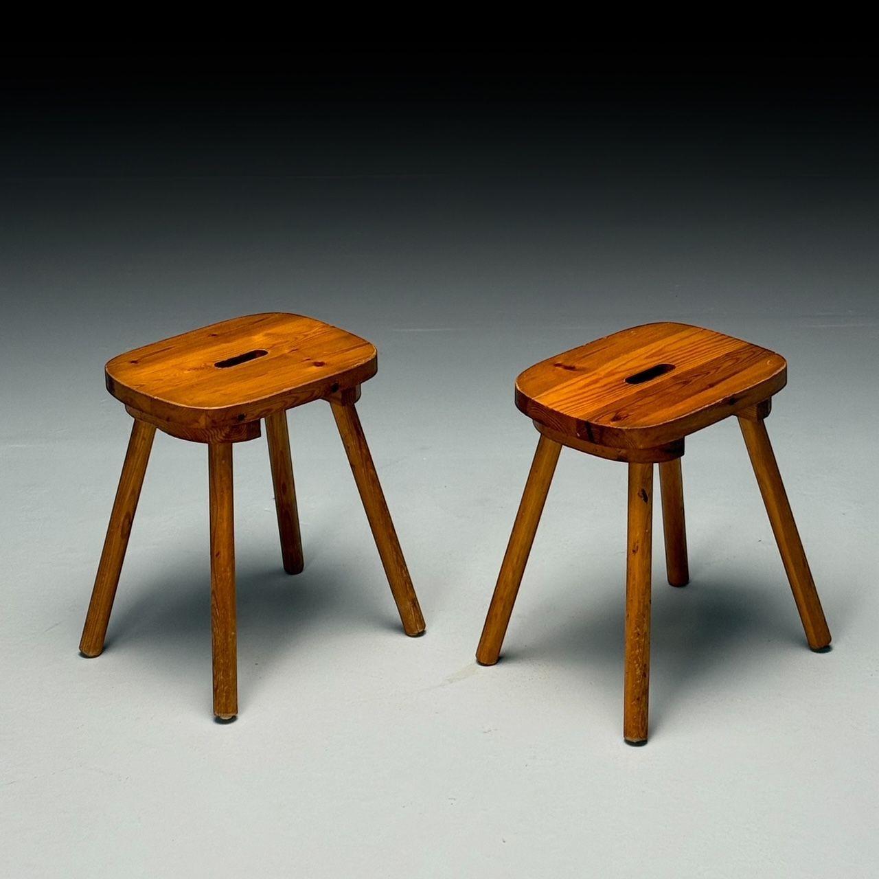 Mid-Century Modern Tabourets d'appoint suédois modernes du milieu du siècle, pin, Suède, 1970 en vente