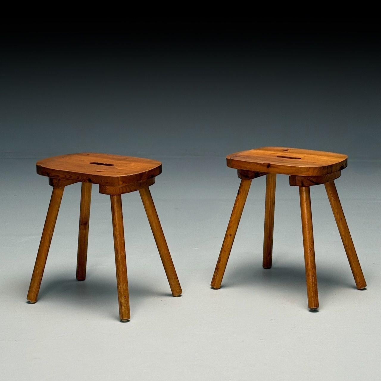 Fin du 20e siècle Tabourets d'appoint suédois modernes du milieu du siècle, pin, Suède, 1970 en vente
