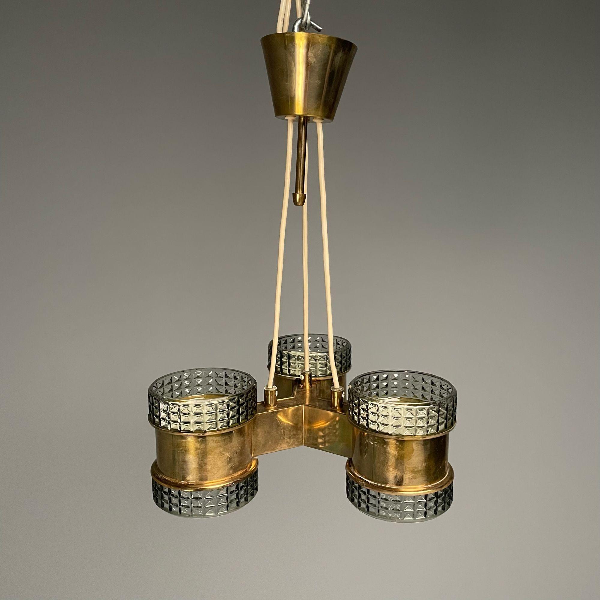 Swedish Mid-Century Modern, Pendant, Glass, Brass, Sweden, 1950s

Swedish modern chandelier or pendant designed and produced in Sweden in the middle of the 20th century. This example features a cable suspension, three texted glass shades, and a