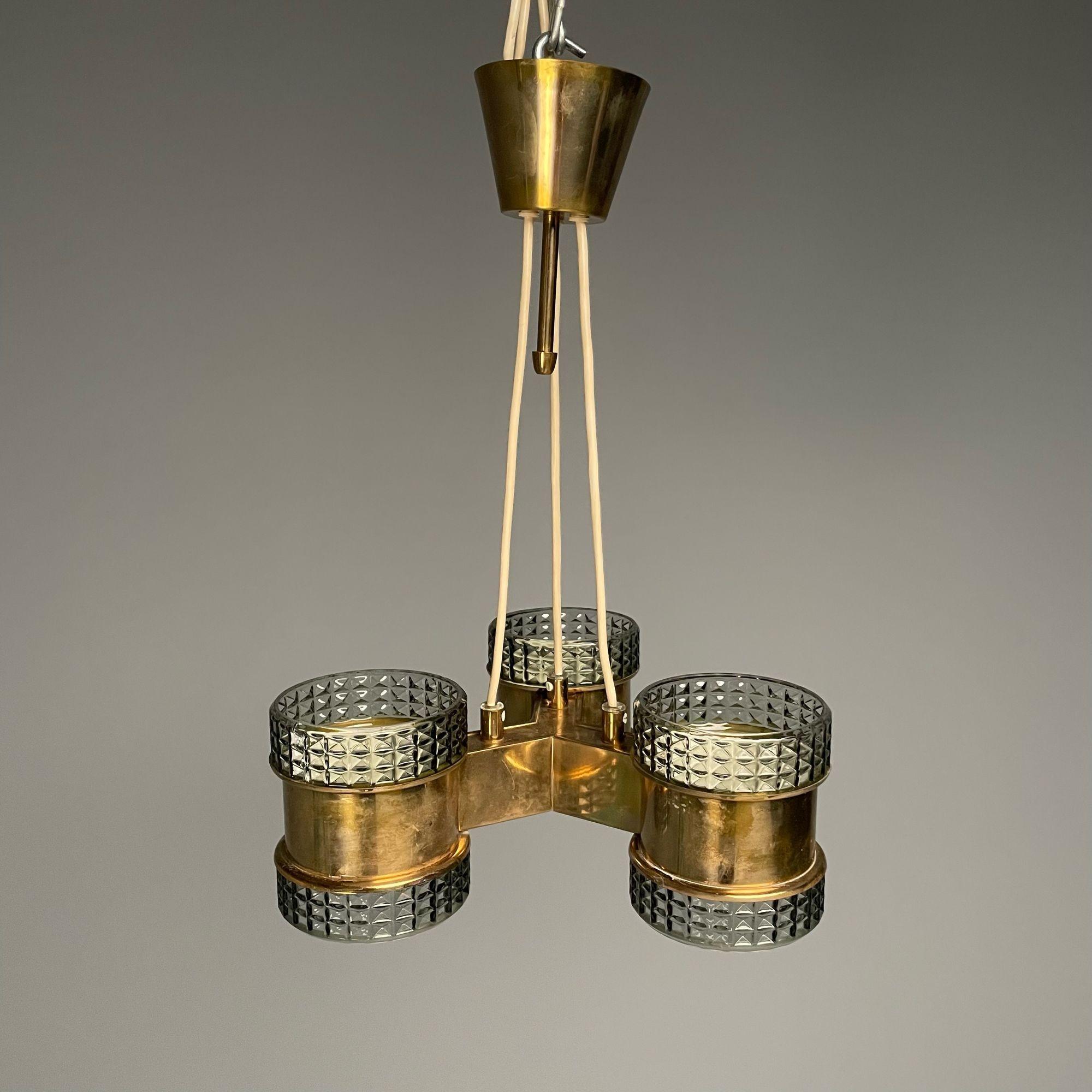 Pendentif suédois The Modernity, verre, laiton, Suède, années 1950

Lustre ou suspension moderne suédois conçu et produit en Suède au milieu du XXe siècle. Ce modèle est doté d'une suspension à câble, de trois abat-jours en verre texturé et d'un