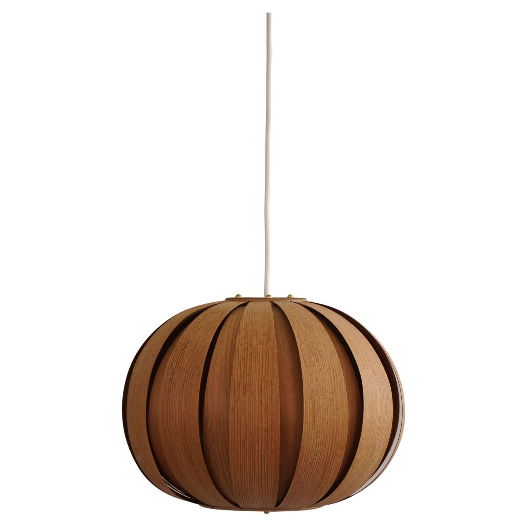 Schwedische Mid-Century-Modern-Pendelleuchte aus Kiefernholz, Hans-Agne Jakobsson, Ellysett, 1960er Jahre im Angebot