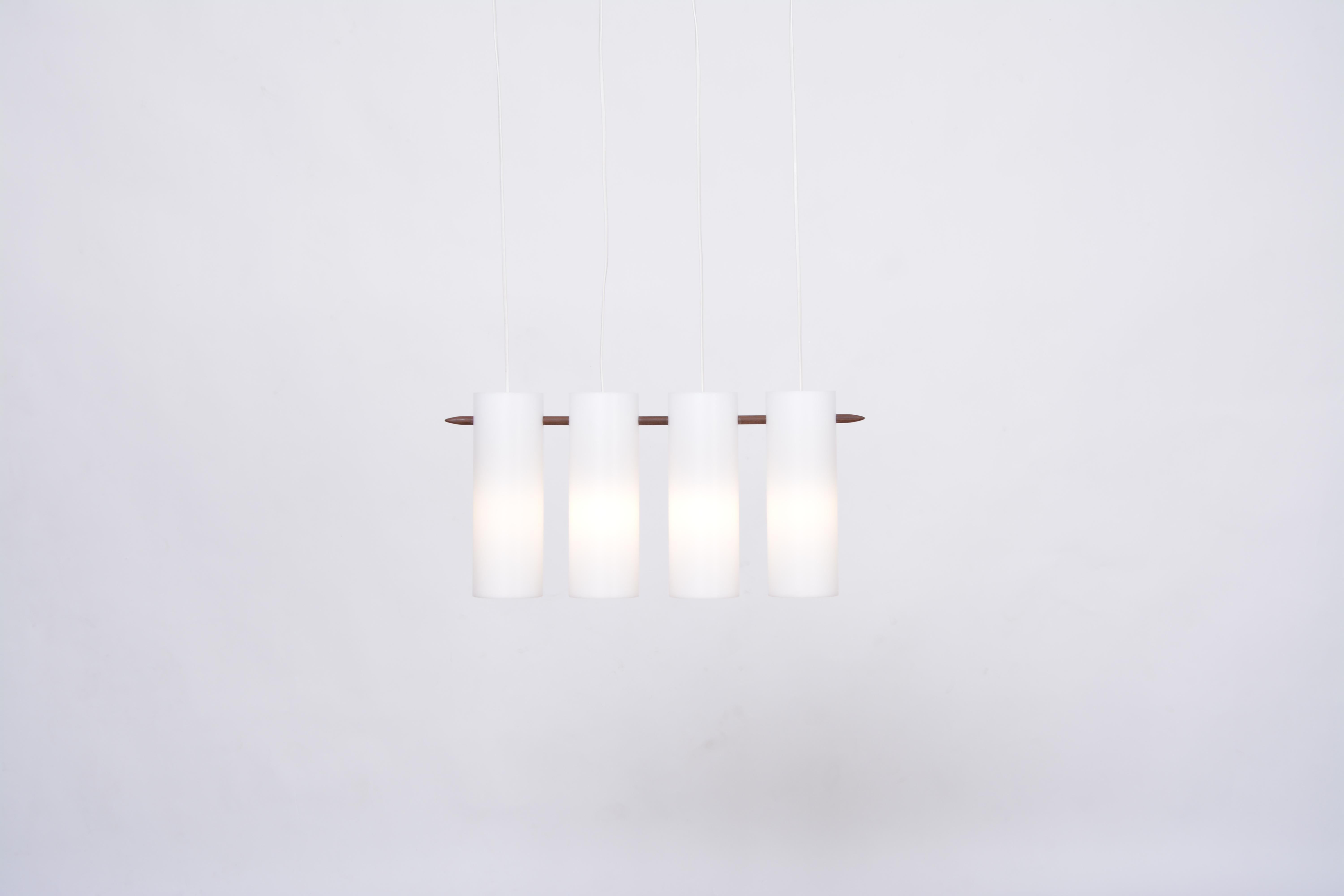 Lampada a sospensione svedese del Mid-Century Modern di Uno & Östen Kristiansson per Luxus.
Questa lampada a sospensione minimalista del Mid-Century Modern è stata progettata dai fratelli svedesi Uno & Östen Kristiansson e prodotta dalla loro