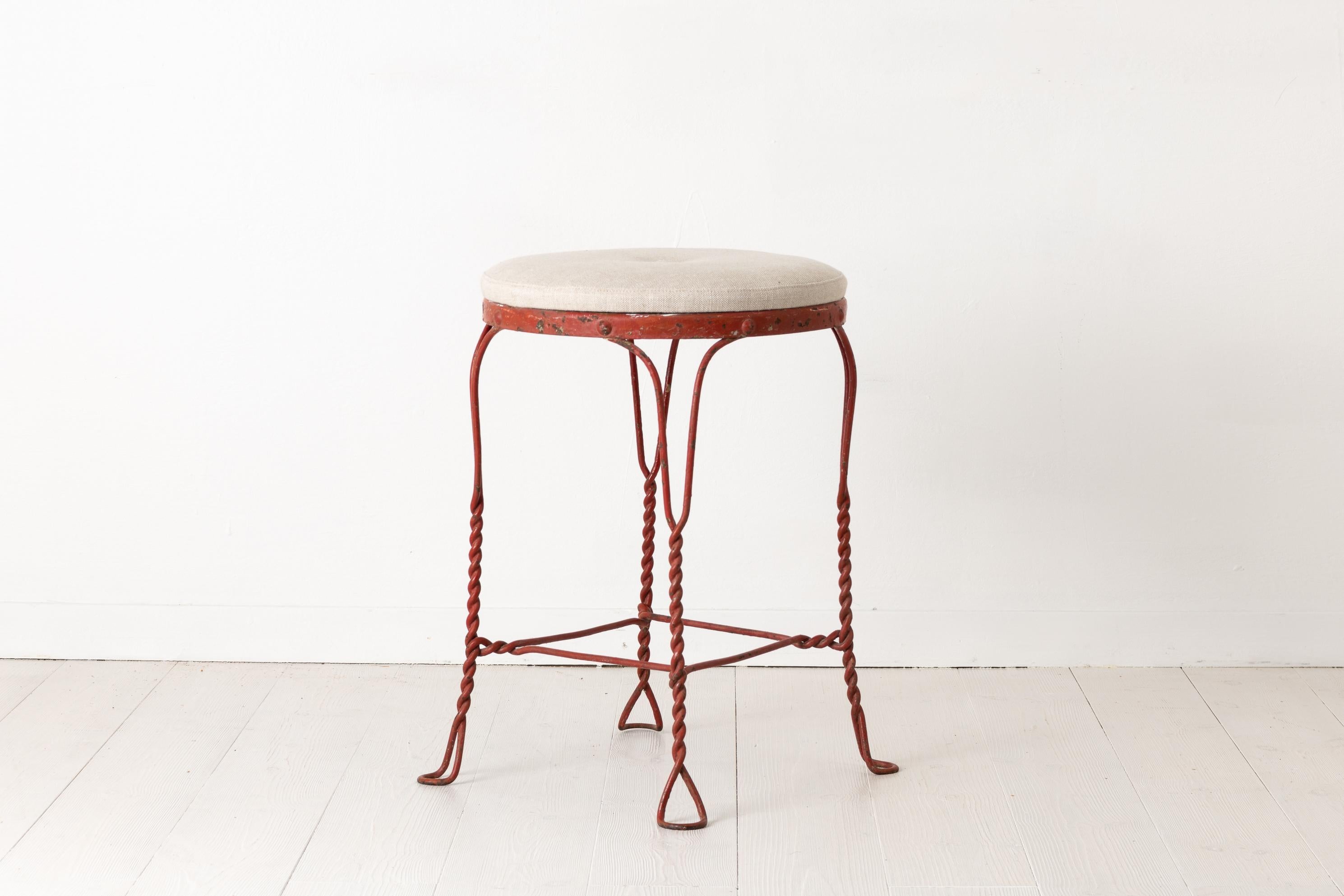 Taburetes suecos de hierro rojo modernos de mediados de siglo en Bueno estado para la venta en Kramfors, SE