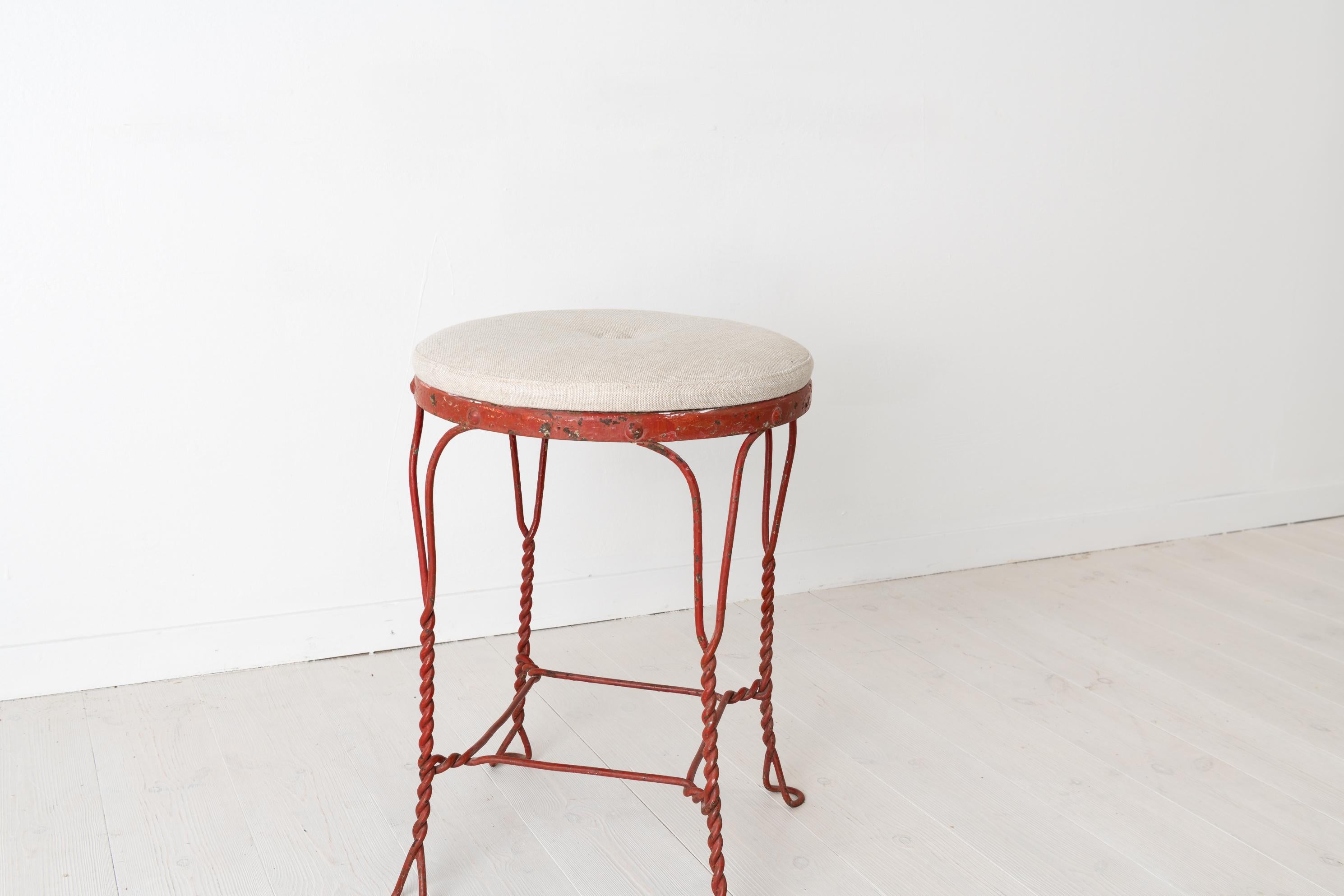 Taburetes suecos de hierro rojo modernos de mediados de siglo siglo XX en venta