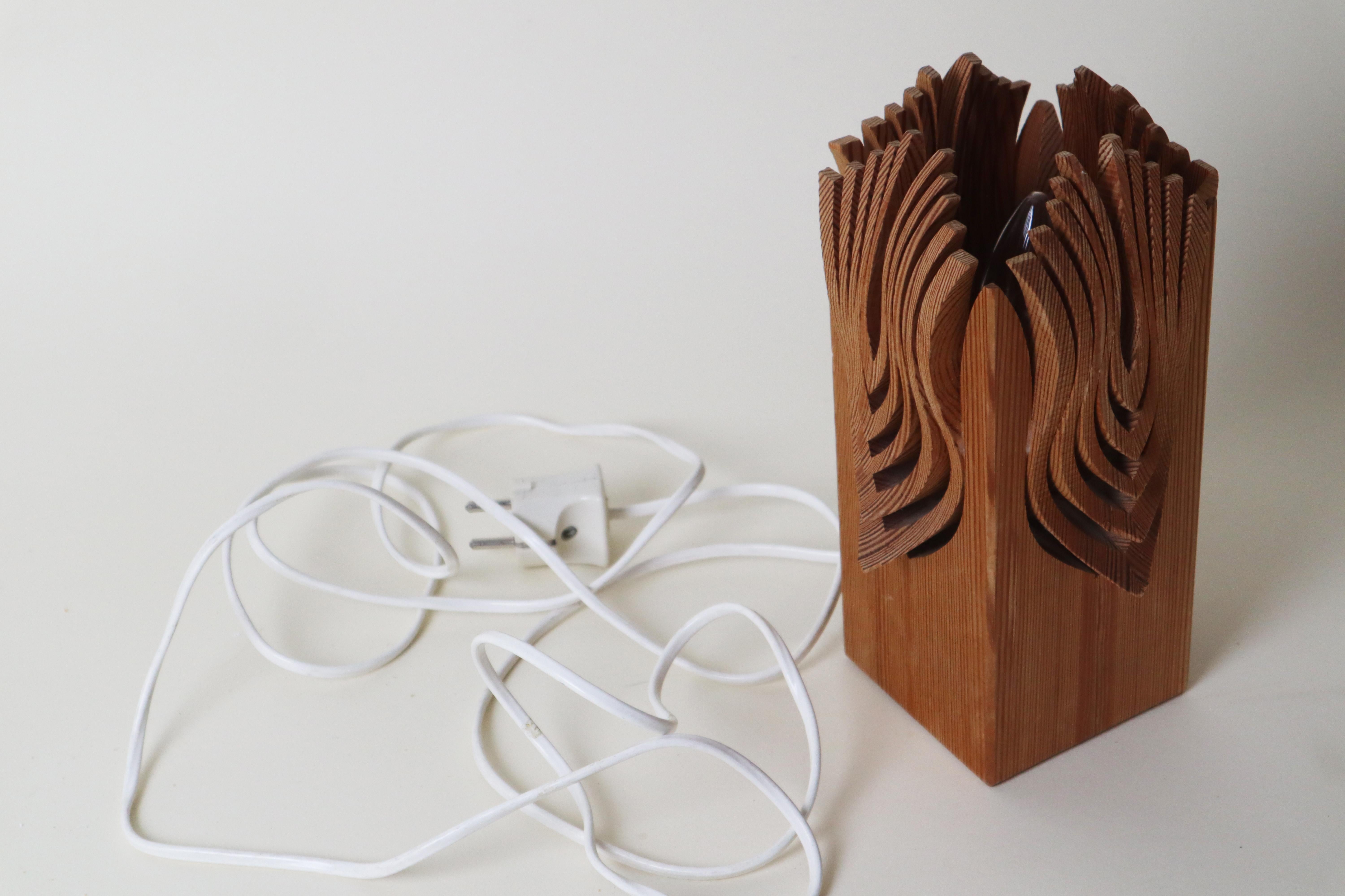 Esta lámpara de mesa sueca hecha a mano es realmente algo especial. Es algo más que una lámpara de mesa: es una escultura de luz que revela su verdadera grandeza en la oscuridad. Durante el día, esta lámpara de mesa es una pequeña y encantadora obra