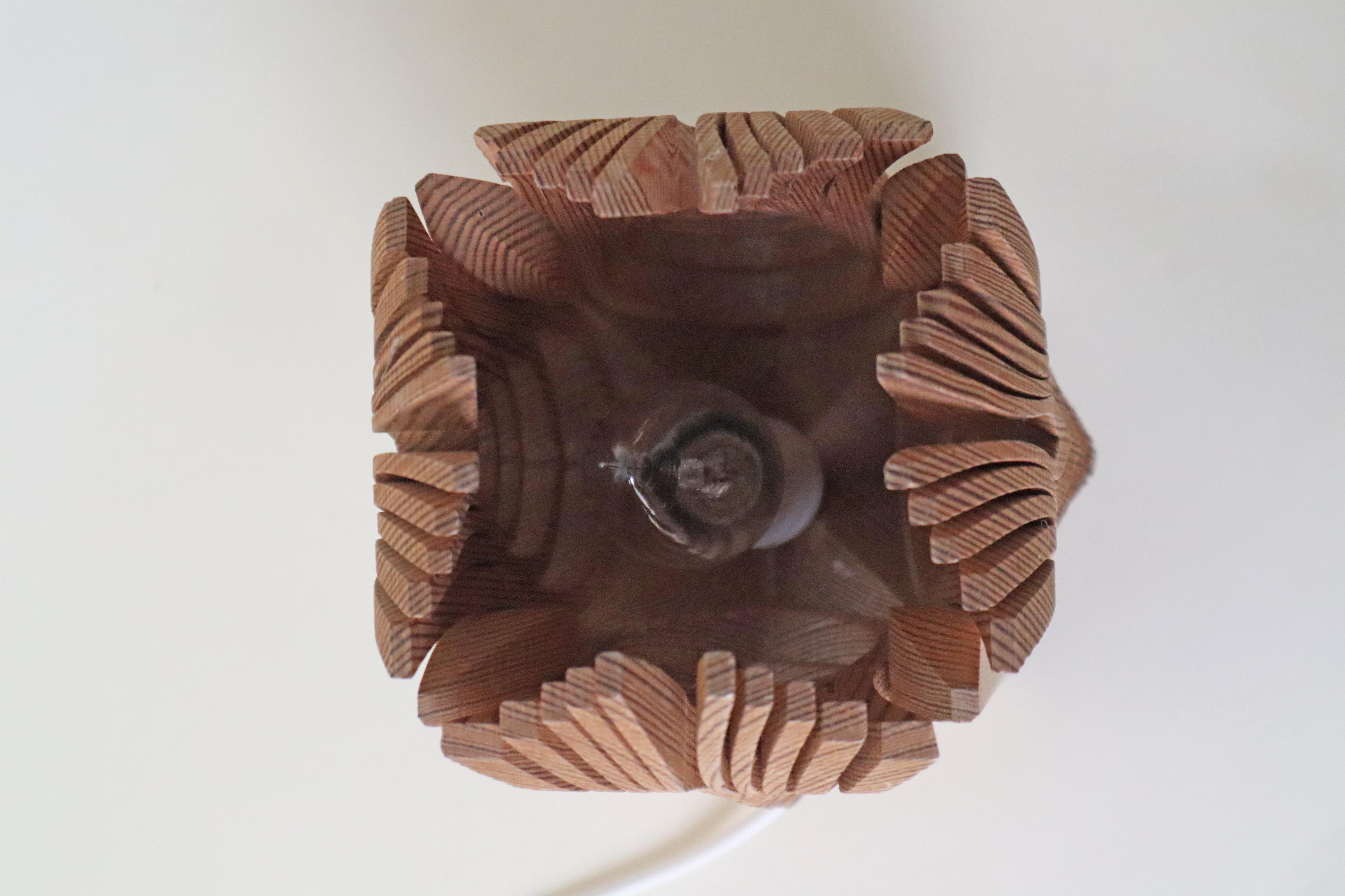 Lámpara de mesa escultórica sueca de pino de mediados de siglo, años 70 Sueco en venta