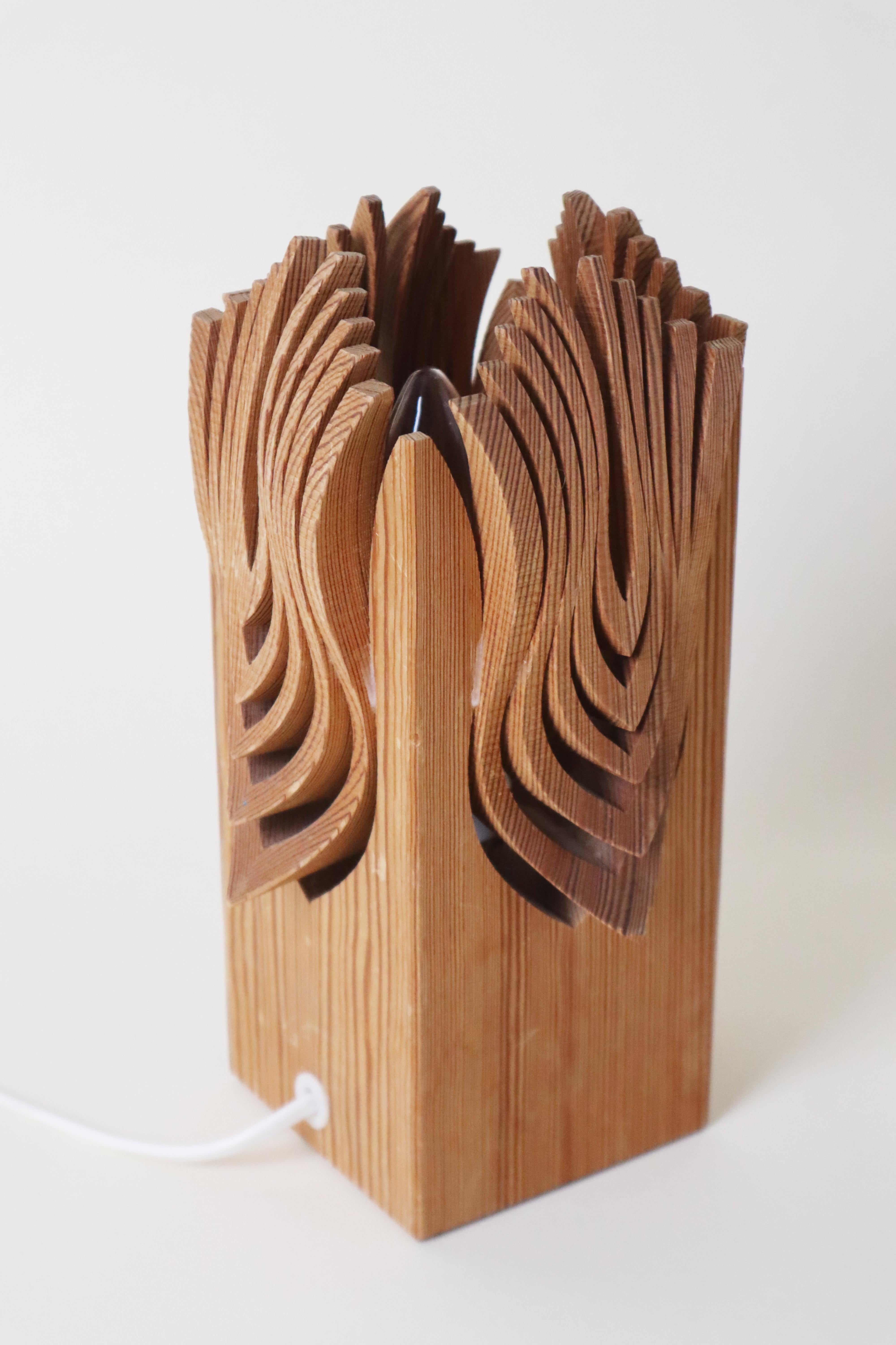 Lámpara de mesa escultórica sueca de pino de mediados de siglo, años 70 Hecho a mano en venta