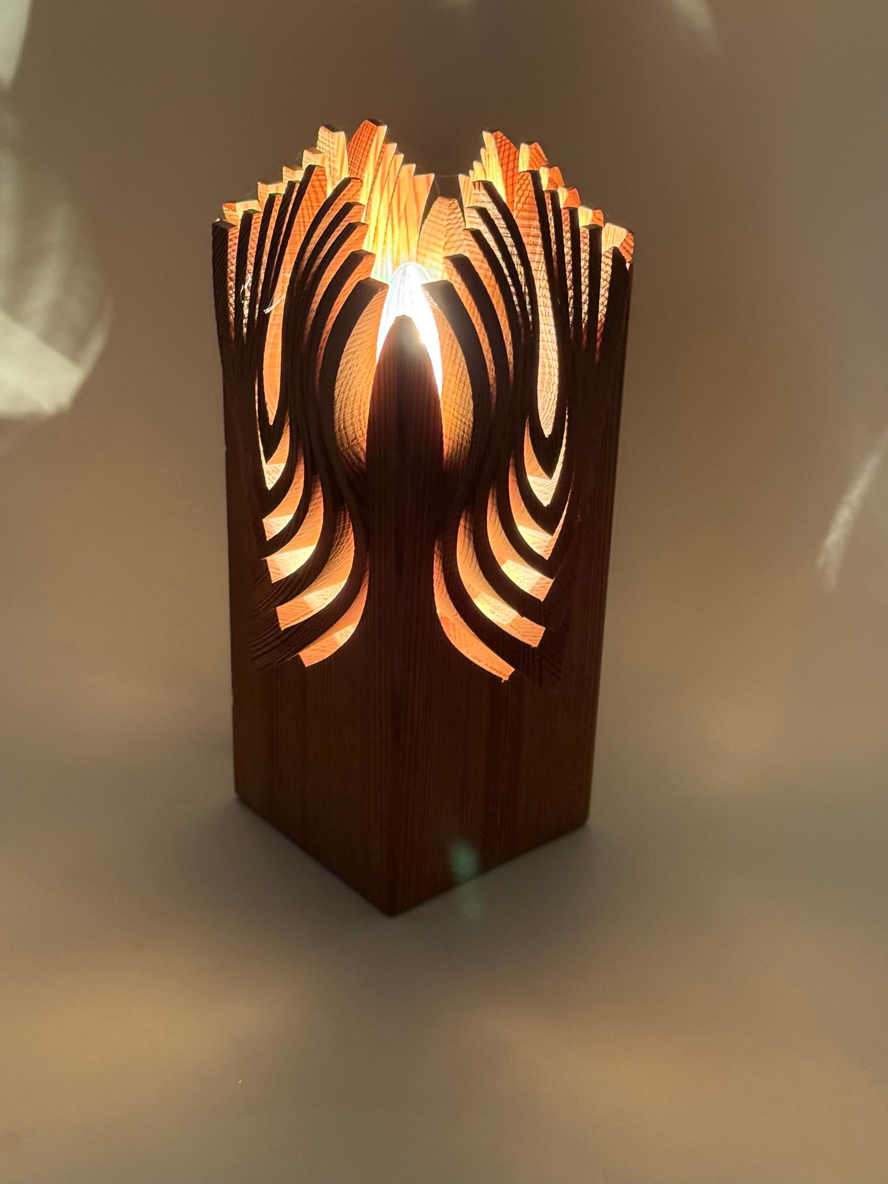 Lámpara de mesa escultórica sueca de pino de mediados de siglo, años 70 en venta 1