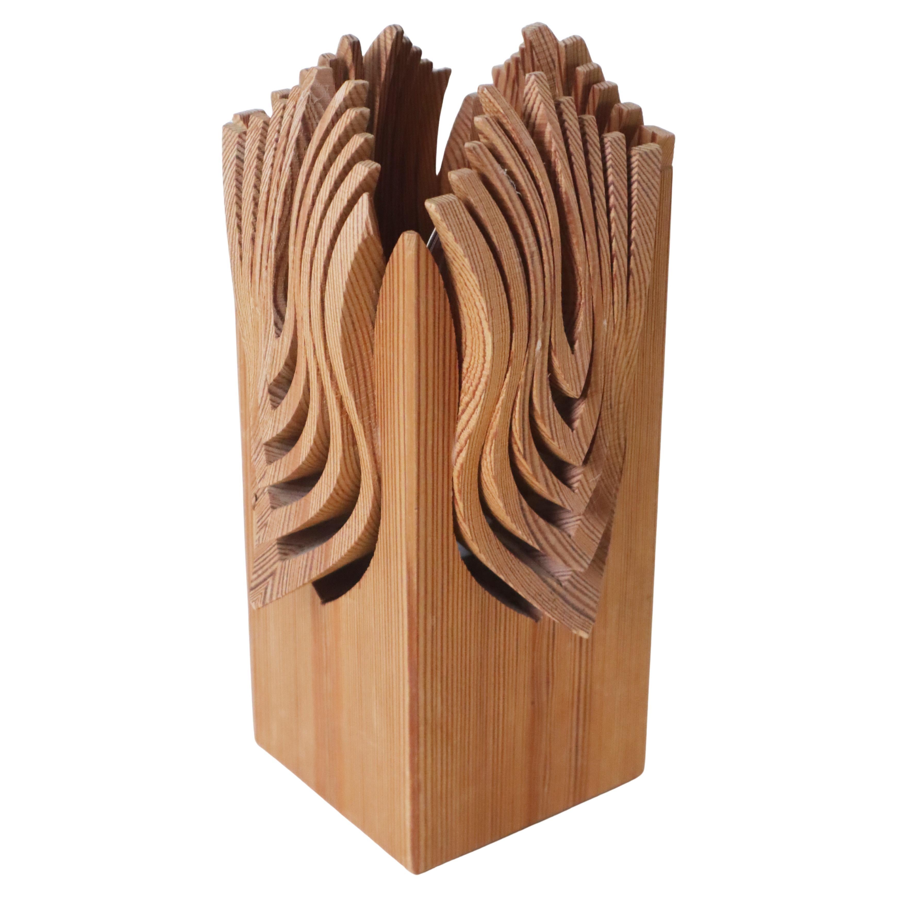 Lámpara de mesa escultórica sueca de pino de mediados de siglo, años 70 en venta