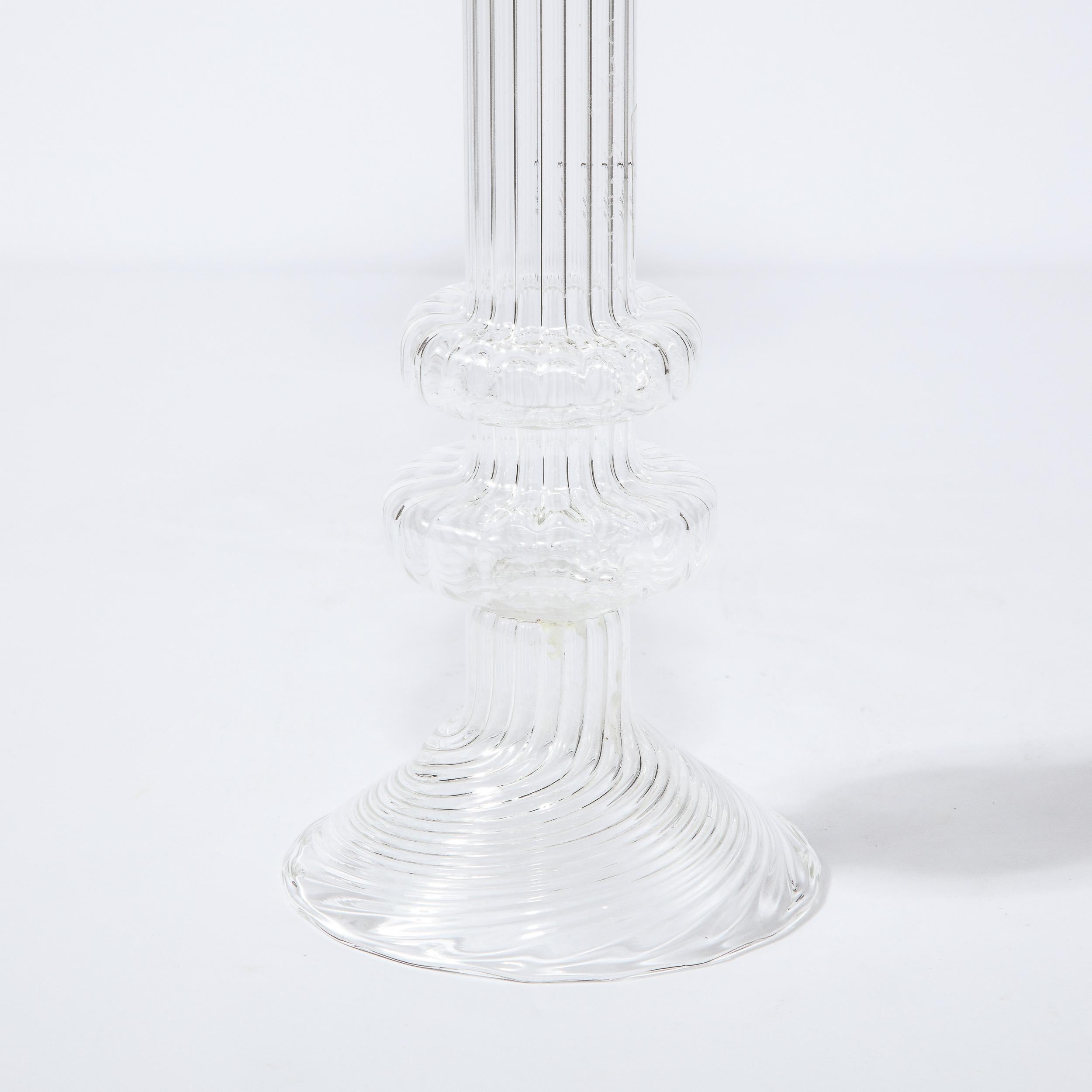 Schwedischer skulpturaler Mid-Century Modern-Kerzenleuchter aus durchscheinendem, kanalisiertem Glas im Zustand „Hervorragend“ im Angebot in New York, NY