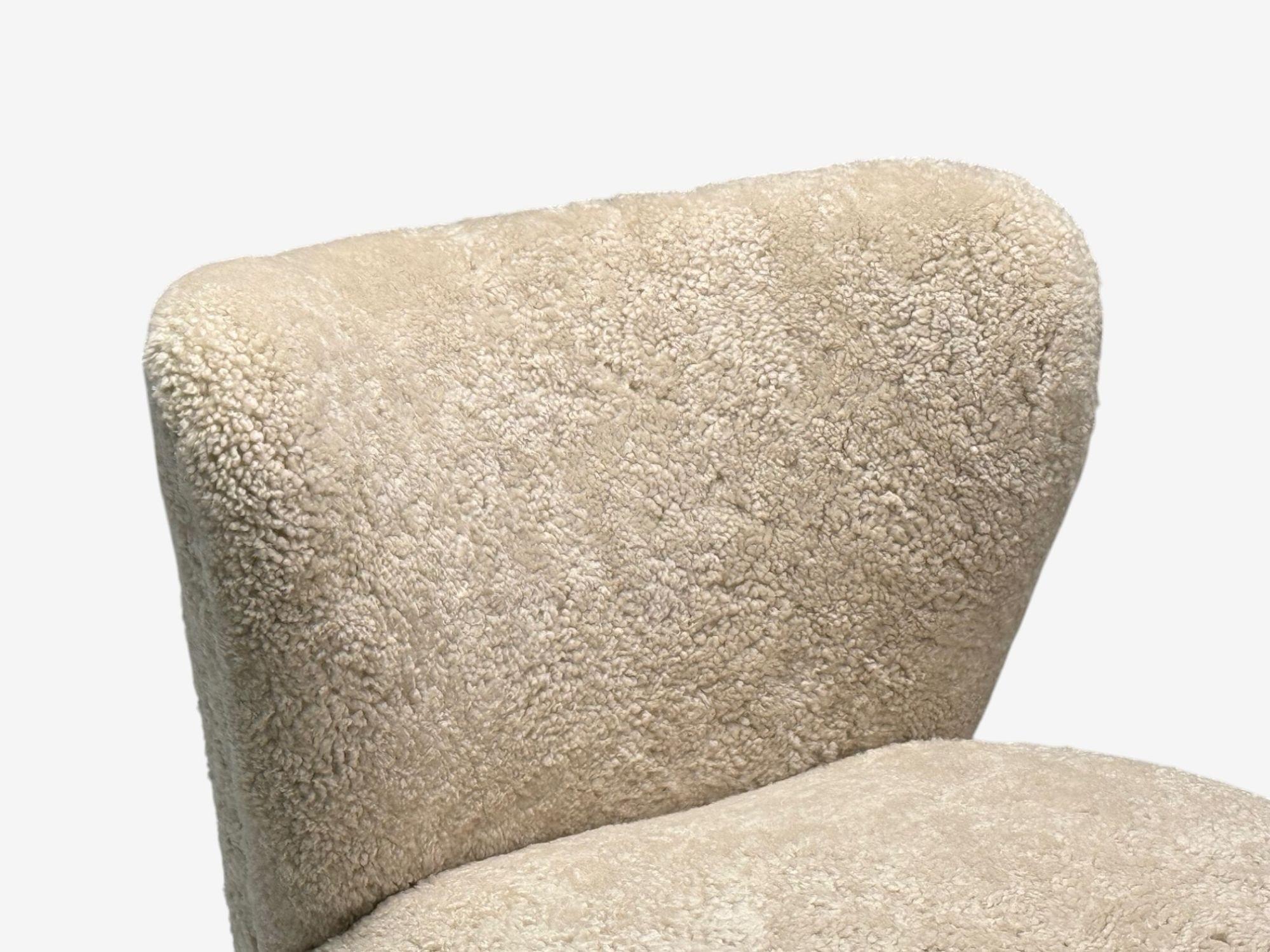 Sedia svedese moderna di metà secolo, pantofola in shearling, pelle di pecora beige, Beeche In condizioni buone in vendita a Manhasset, NY