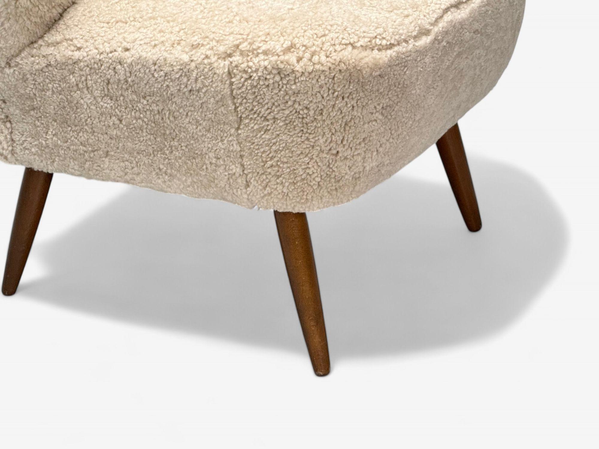 Montone Sedia svedese moderna di metà secolo, pantofola in shearling, pelle di pecora beige, Beeche in vendita