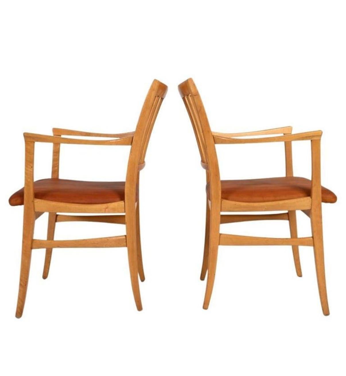 Sillas de comedor suecas con respaldo de listones, modernas de mediados de siglo, diseñadas por Carl Malmsten. Armazón de abedul macizo con tapicería de cuero teñido. Juego sencillo y muy robusto de sillas de comedor modernas suecas. Se venden como