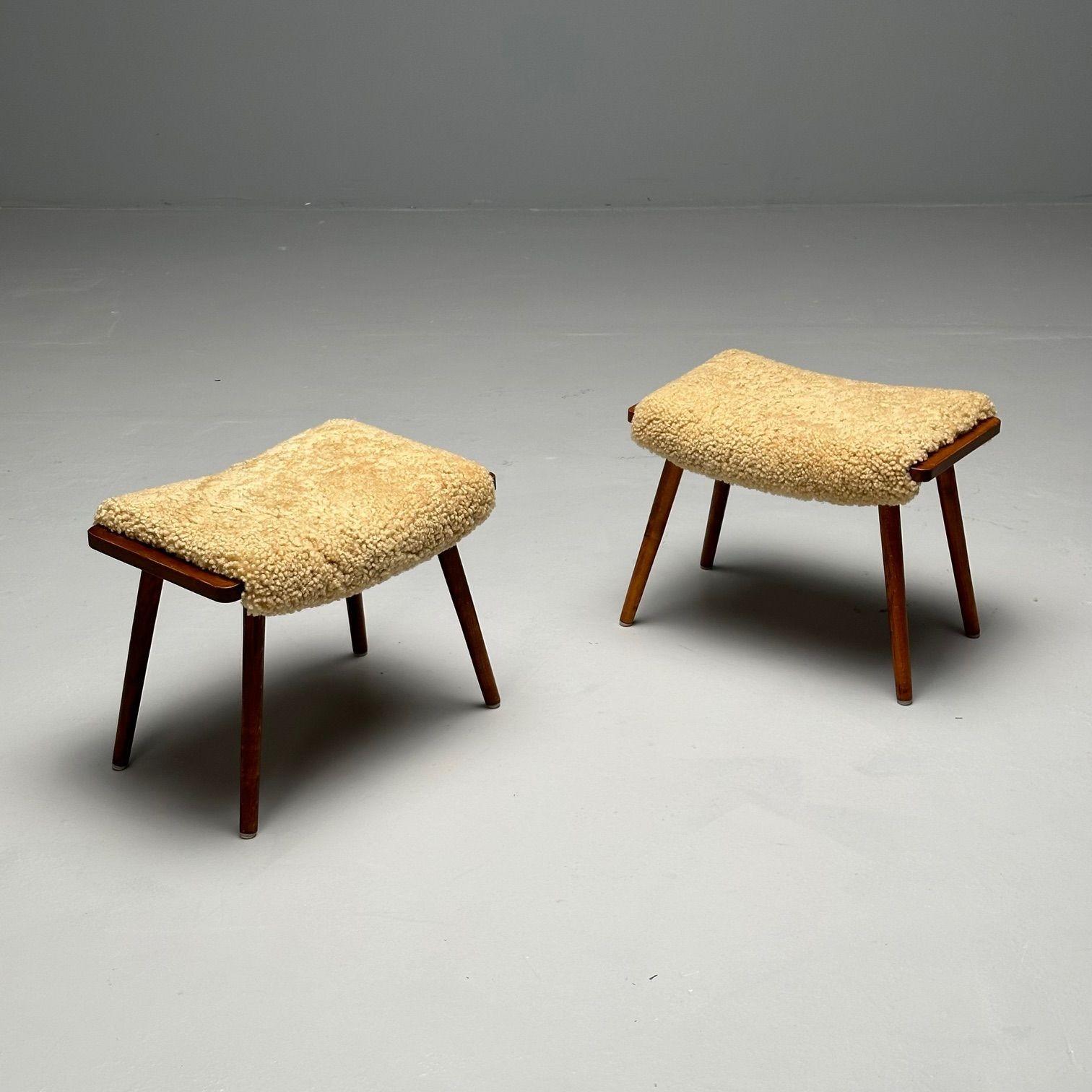 Suédois The Modernity suédois, tabourets, peau de mouton Honey, noyer, Suède, années 1970 en vente