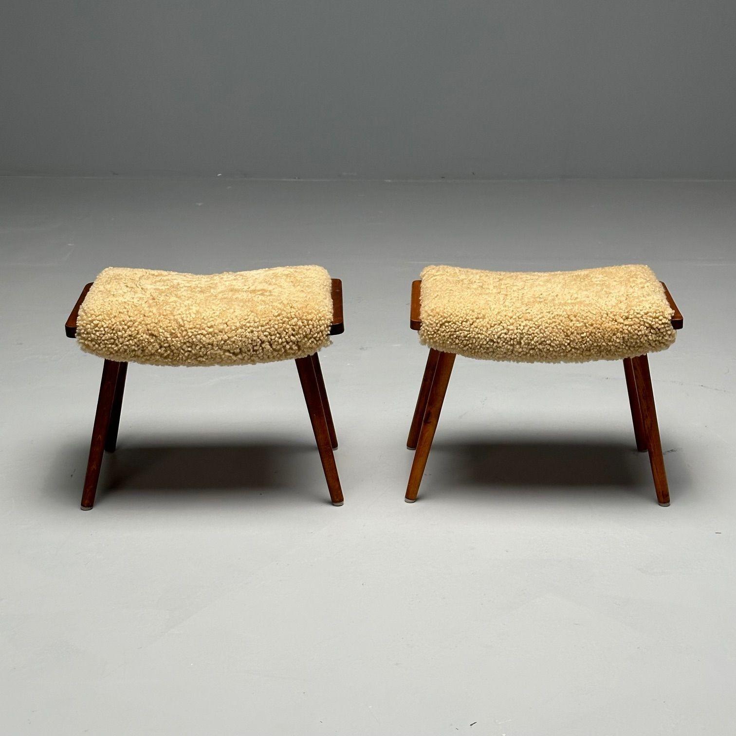 The Modernity suédois, tabourets, peau de mouton Honey, noyer, Suède, années 1970 Bon état - En vente à Manhasset, NY