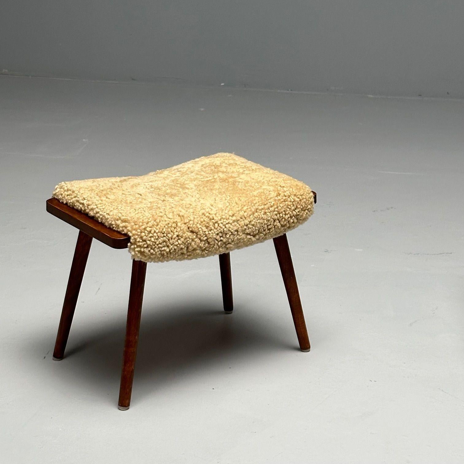 Milieu du XXe siècle The Modernity suédois, tabourets, peau de mouton Honey, noyer, Suède, années 1970 en vente