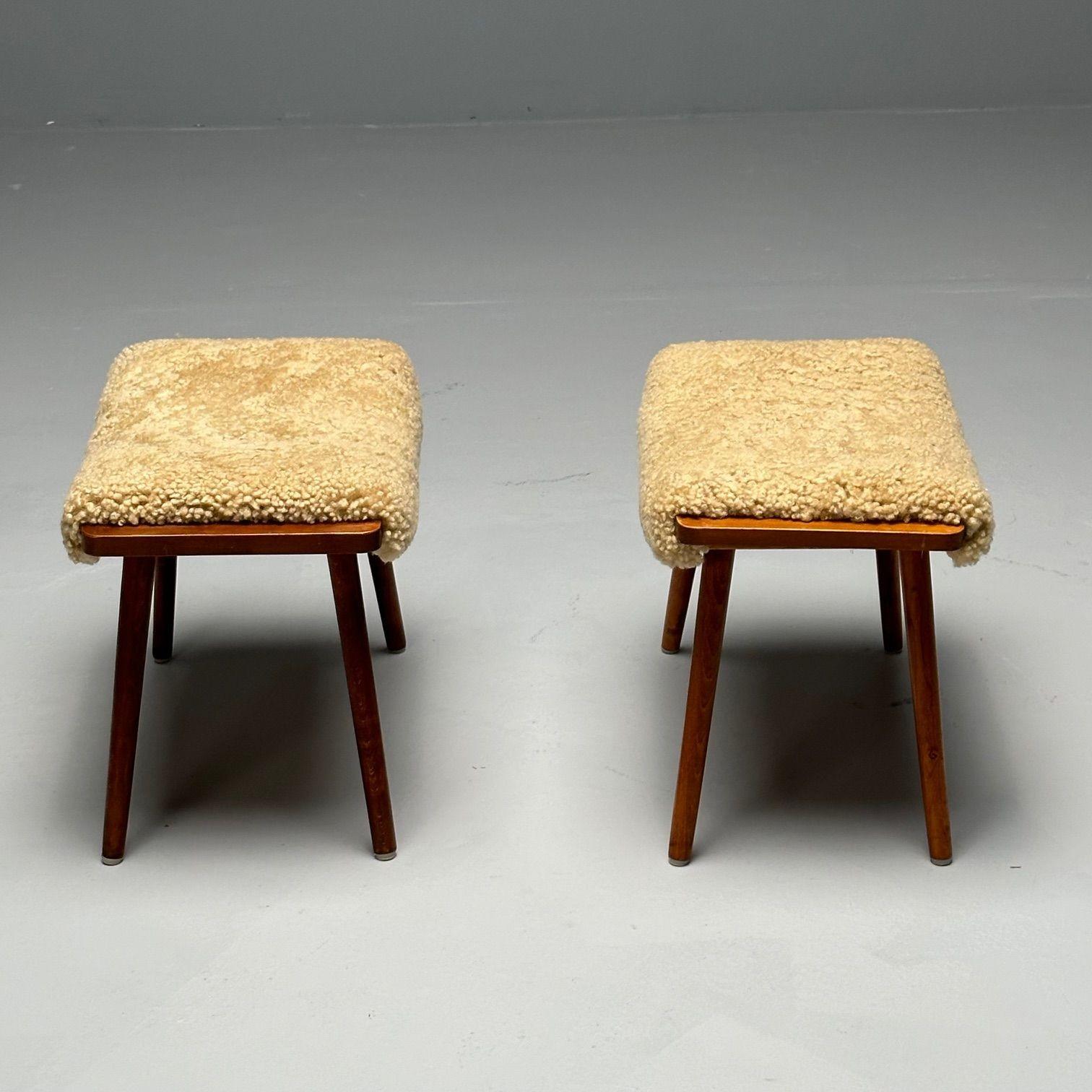 The Modernity suédois, tabourets, peau de mouton Honey, noyer, Suède, années 1970 en vente 2