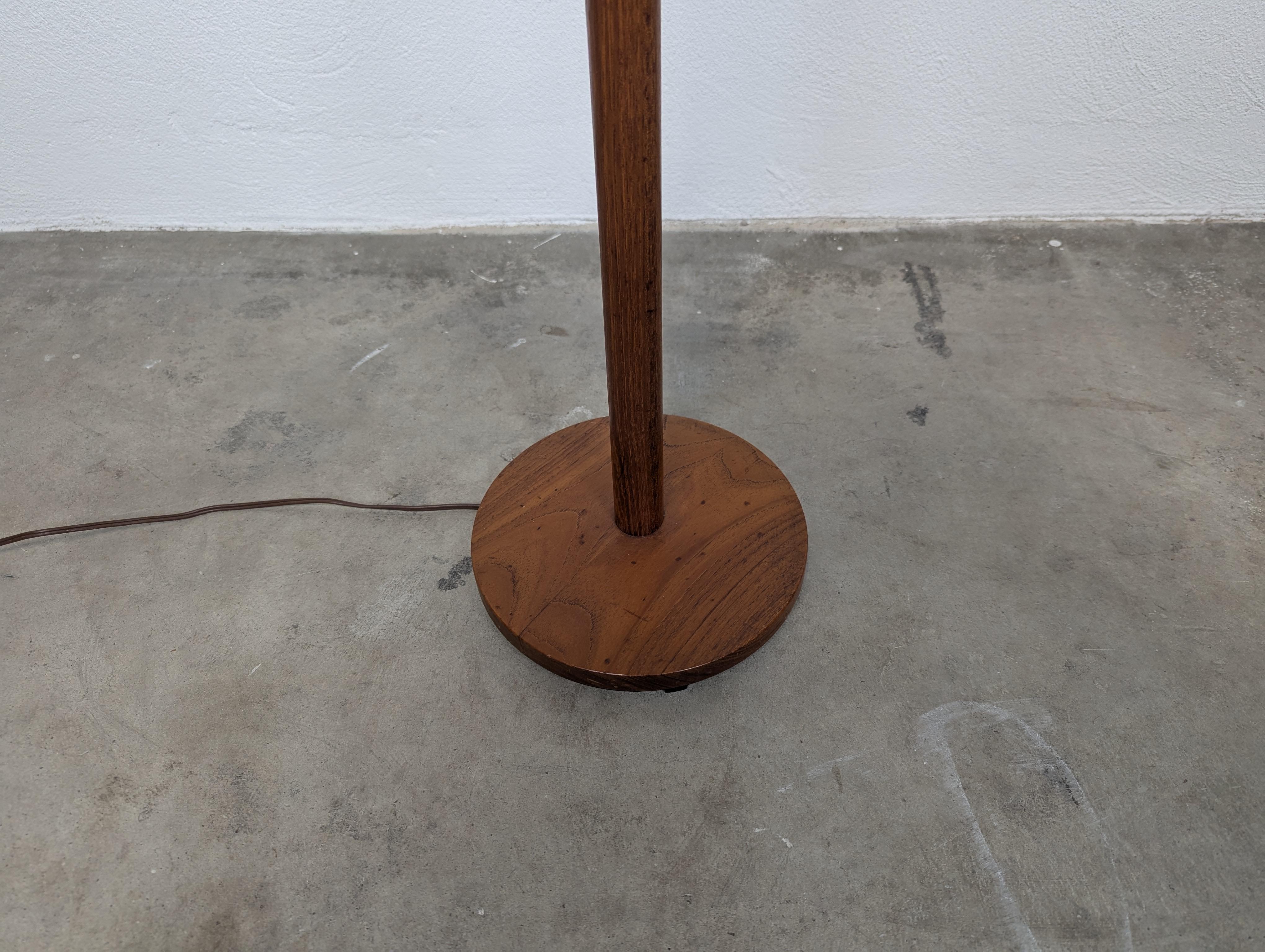 Lámpara de pie sueca de teca moderna de mediados de siglo de George Kovacs, c1960s en venta 4