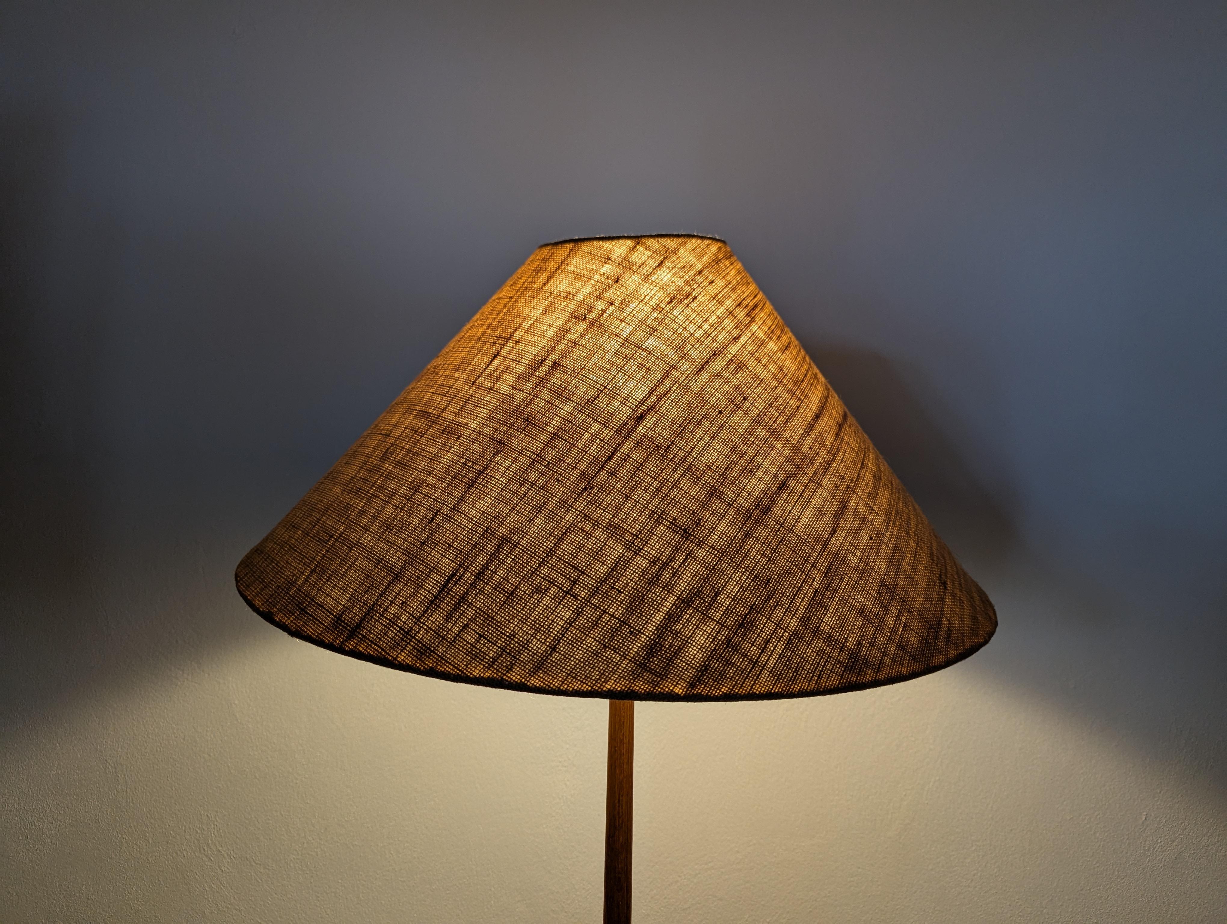 Lámpara de pie sueca de teca moderna de mediados de siglo de George Kovacs, c1960s en venta 6