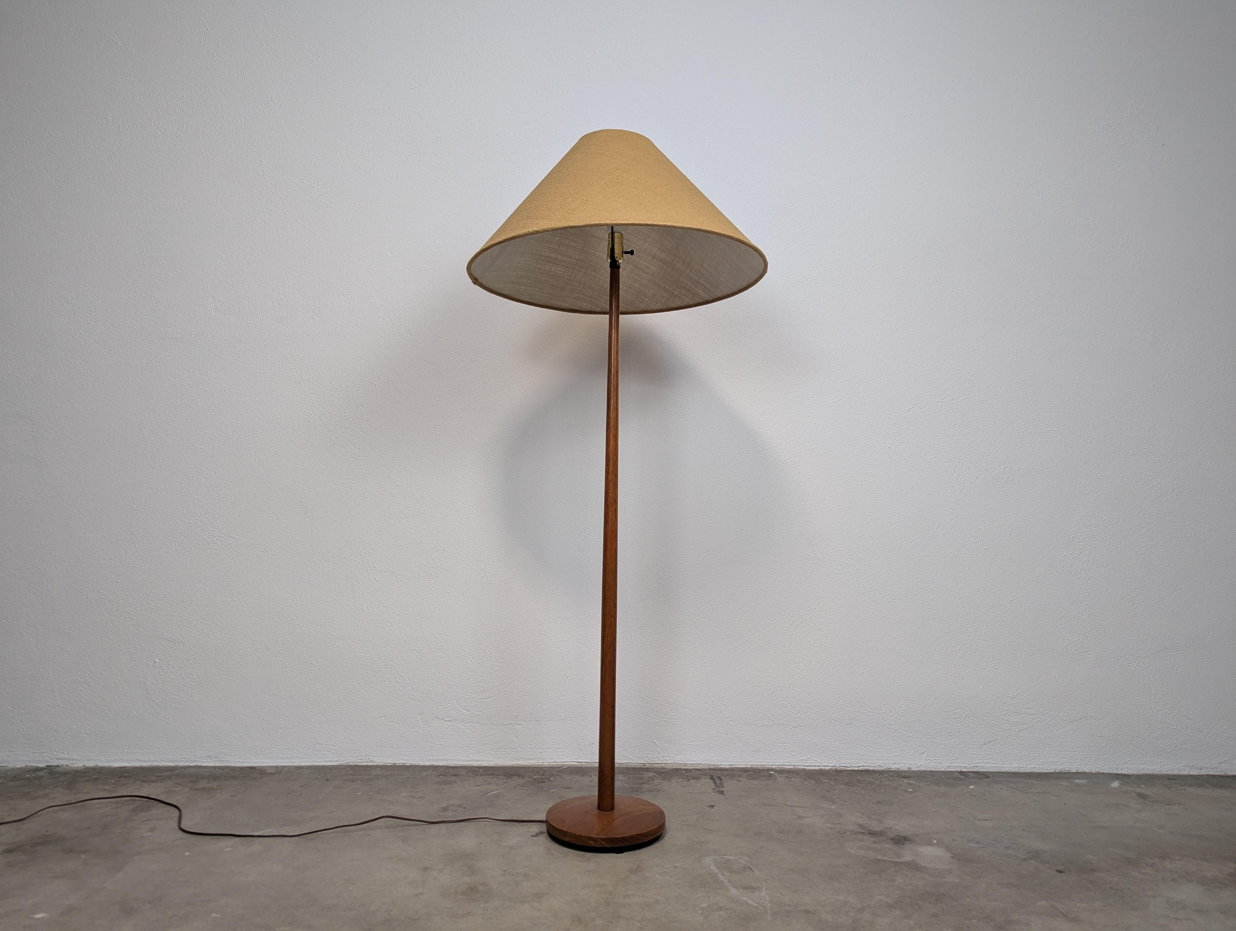 Eleva tu espacio con esta impresionante lámpara de pie de teca sueca de la Edad Media, diseñada por el célebre George Kovacs y que data de la sofisticada década de 1960. Fabricada en teca maciza, esta lámpara muestra la artesanía atemporal y la