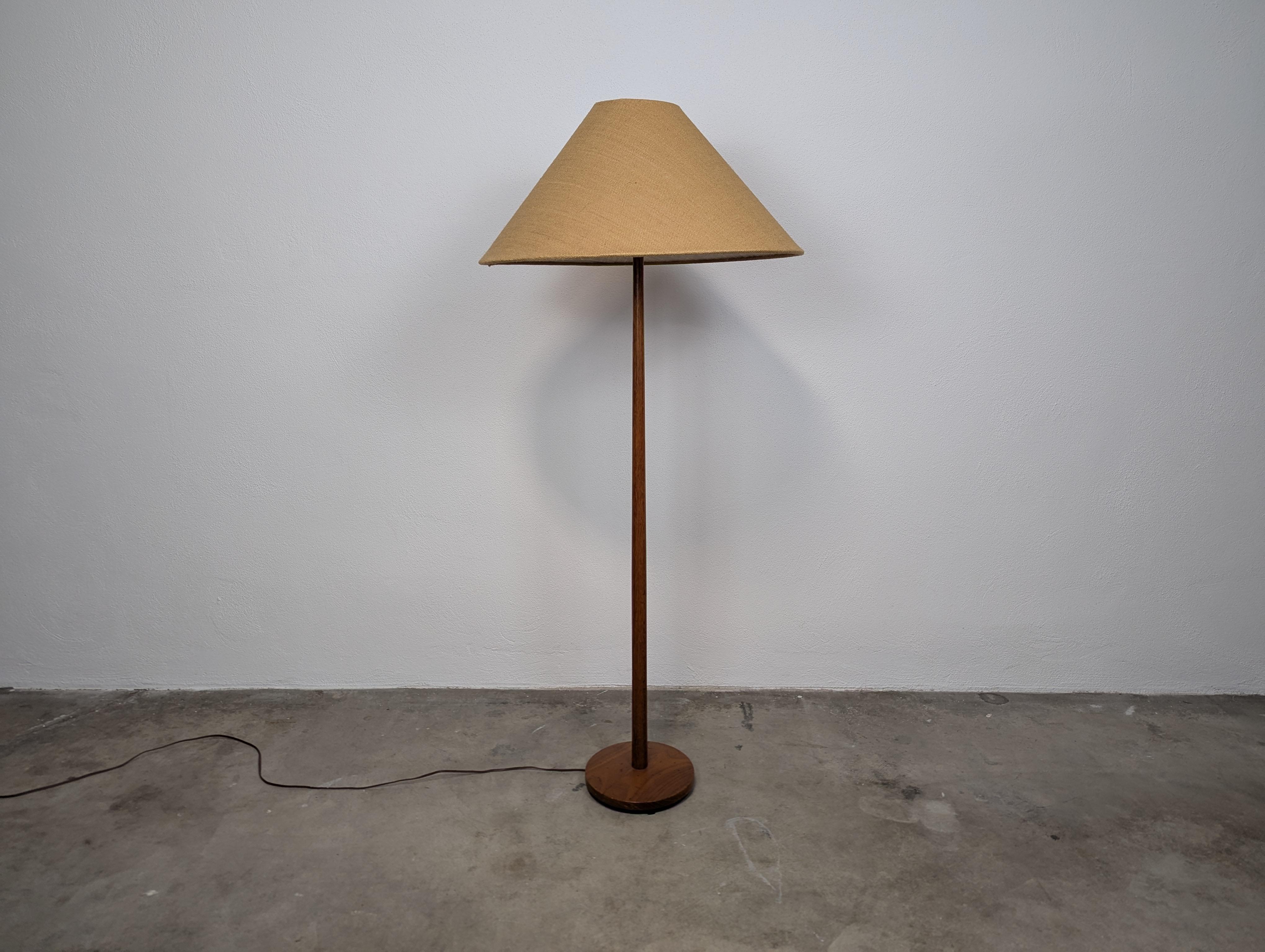 Lámpara de pie sueca de teca moderna de mediados de siglo de George Kovacs, c1960s Moderno de mediados de siglo en venta