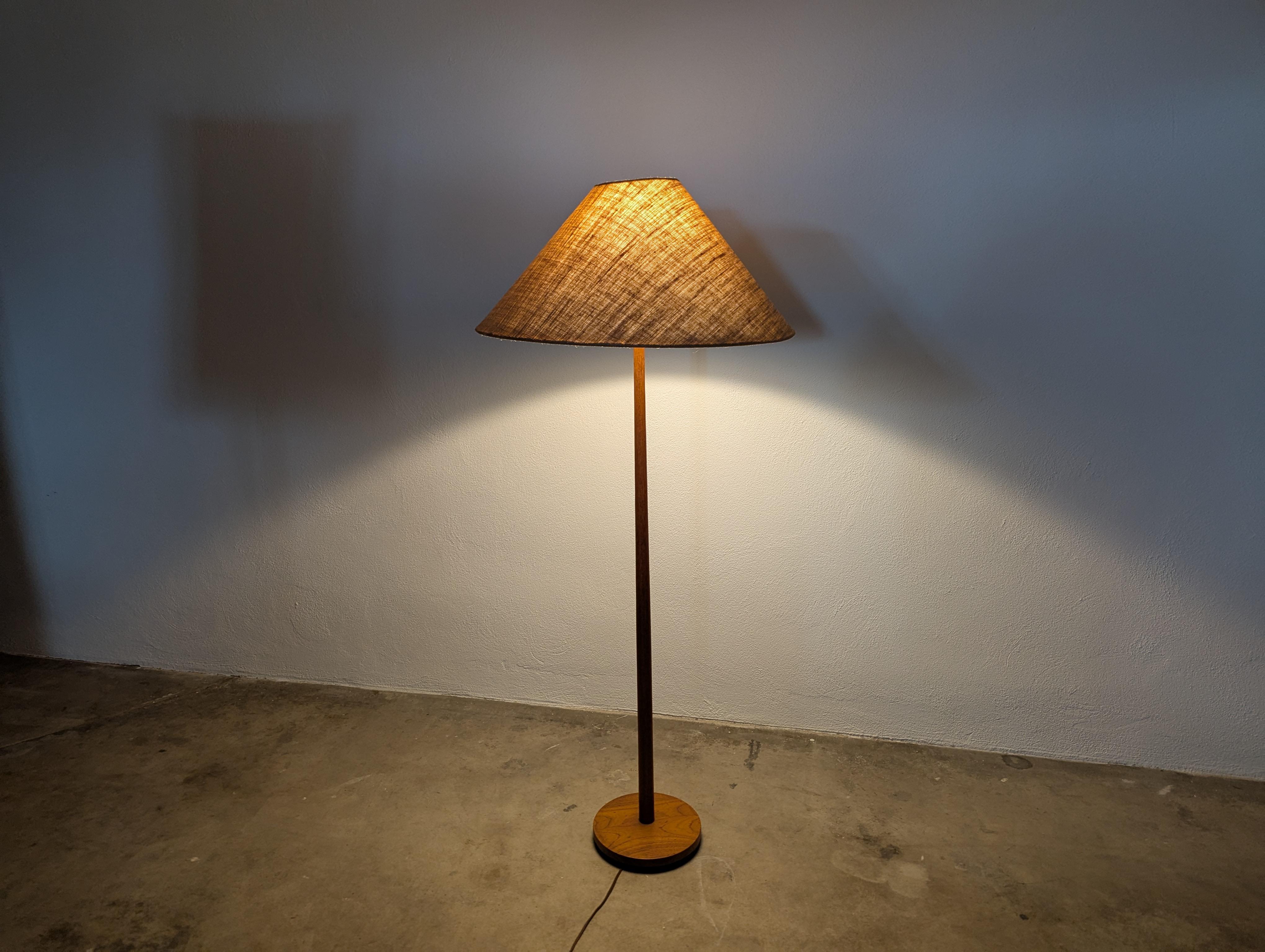 Lámpara de pie sueca de teca moderna de mediados de siglo de George Kovacs, c1960s Sueco en venta