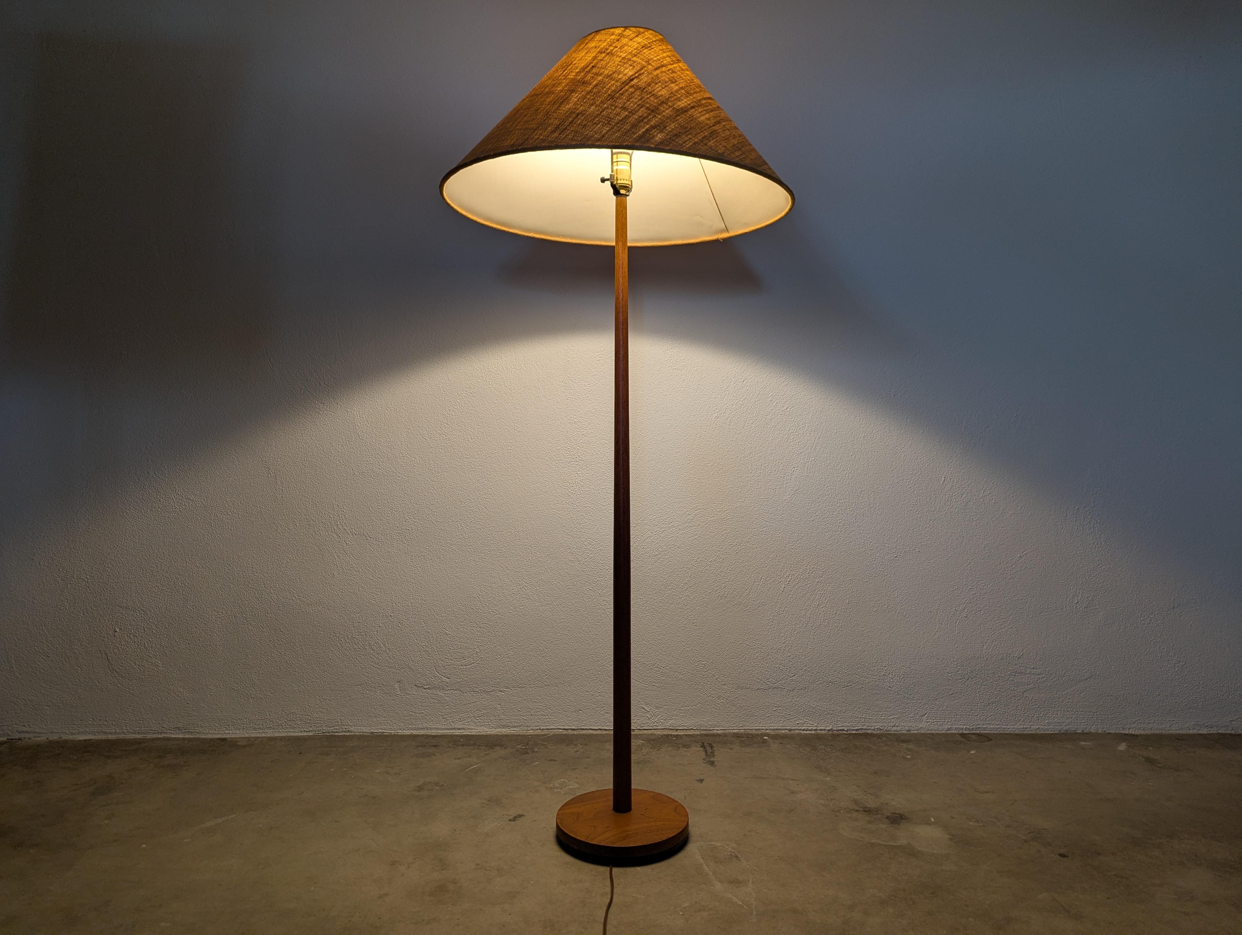 Lámpara de pie sueca de teca moderna de mediados de siglo de George Kovacs, c1960s en Bueno estado para la venta en Chino Hills, CA