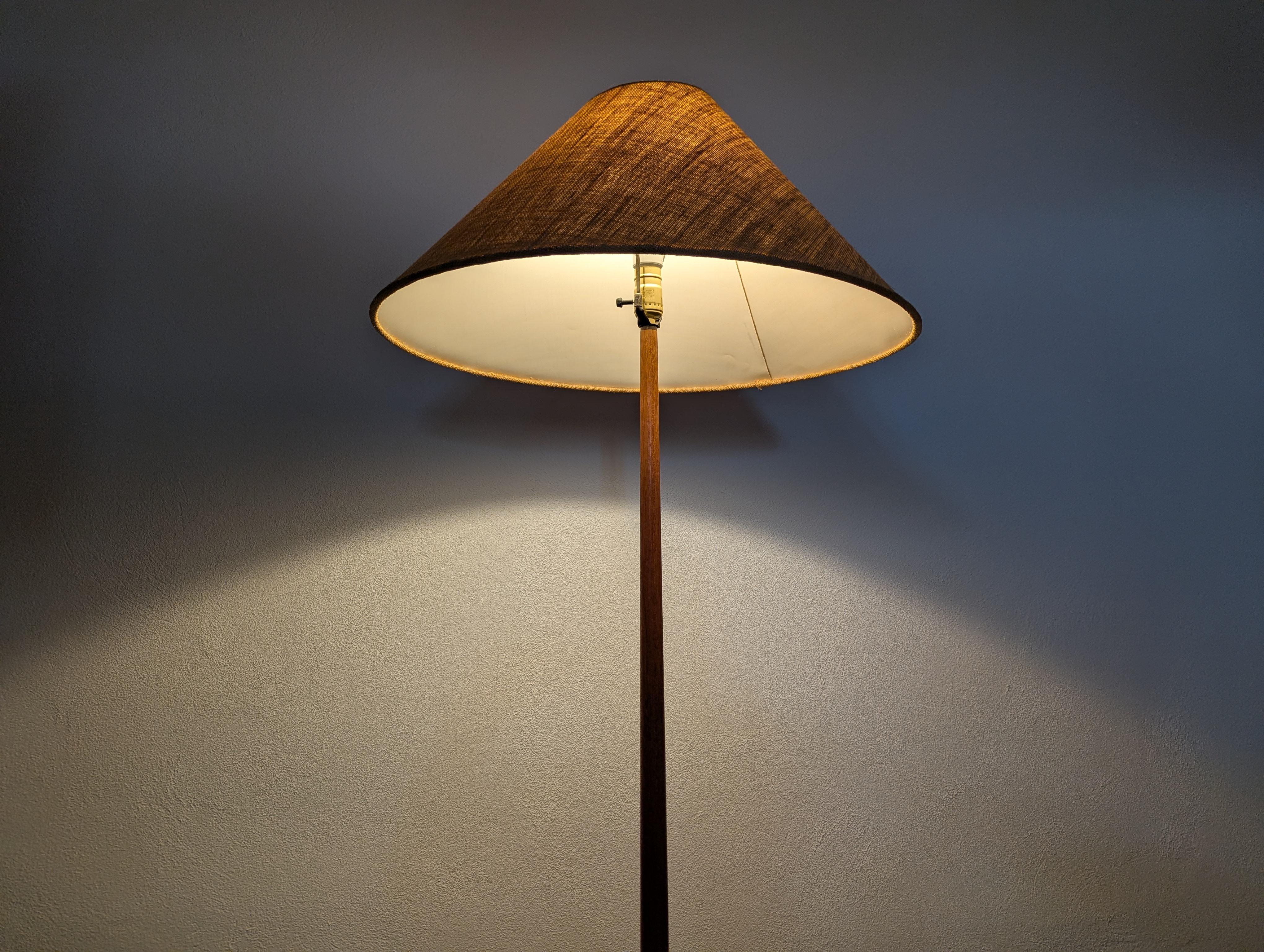 Lámpara de pie sueca de teca moderna de mediados de siglo de George Kovacs, c1960s mediados del siglo XX en venta