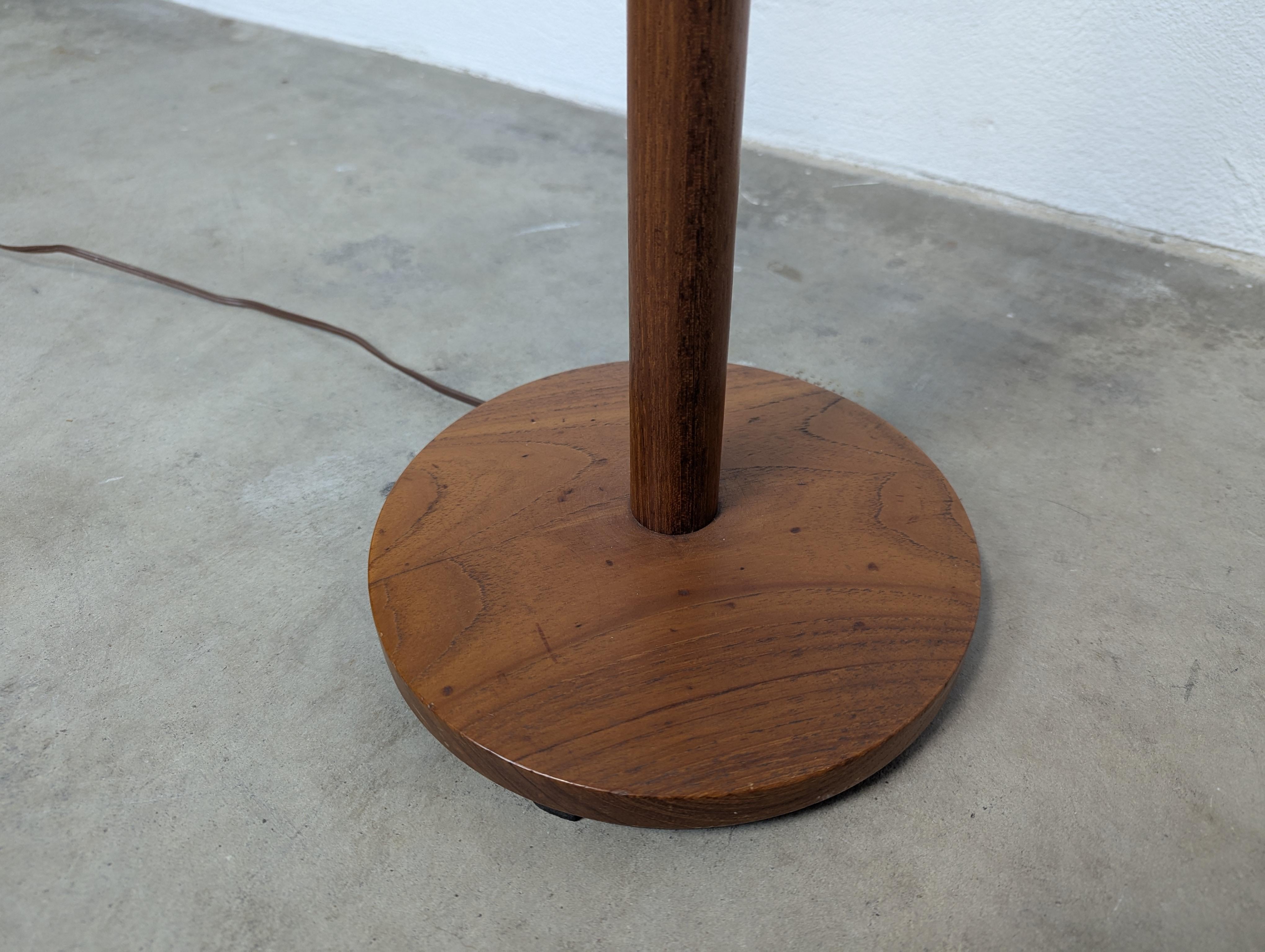 Lámpara de pie sueca de teca moderna de mediados de siglo de George Kovacs, c1960s en venta 1