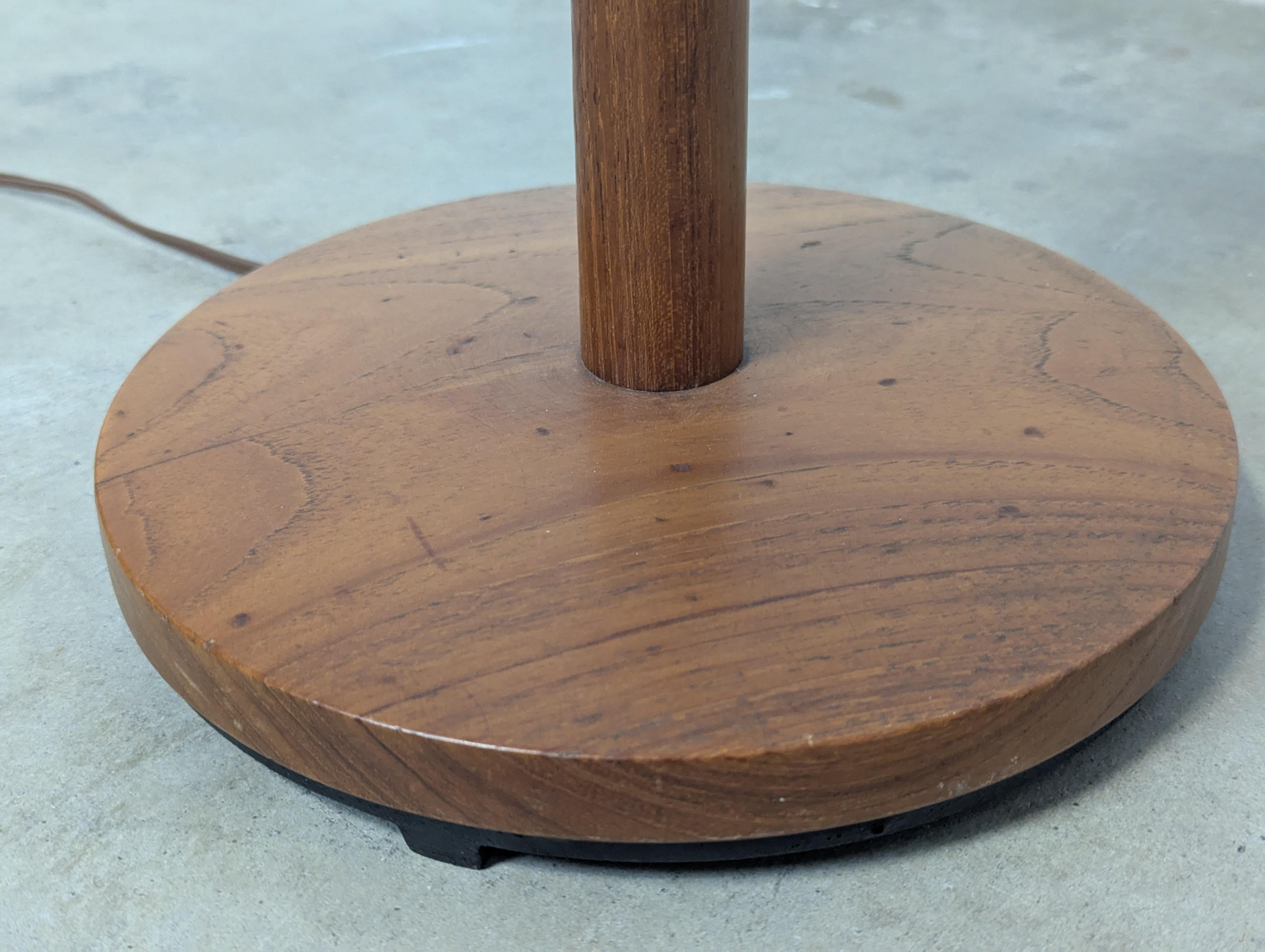 Lámpara de pie sueca de teca moderna de mediados de siglo de George Kovacs, c1960s en venta 2