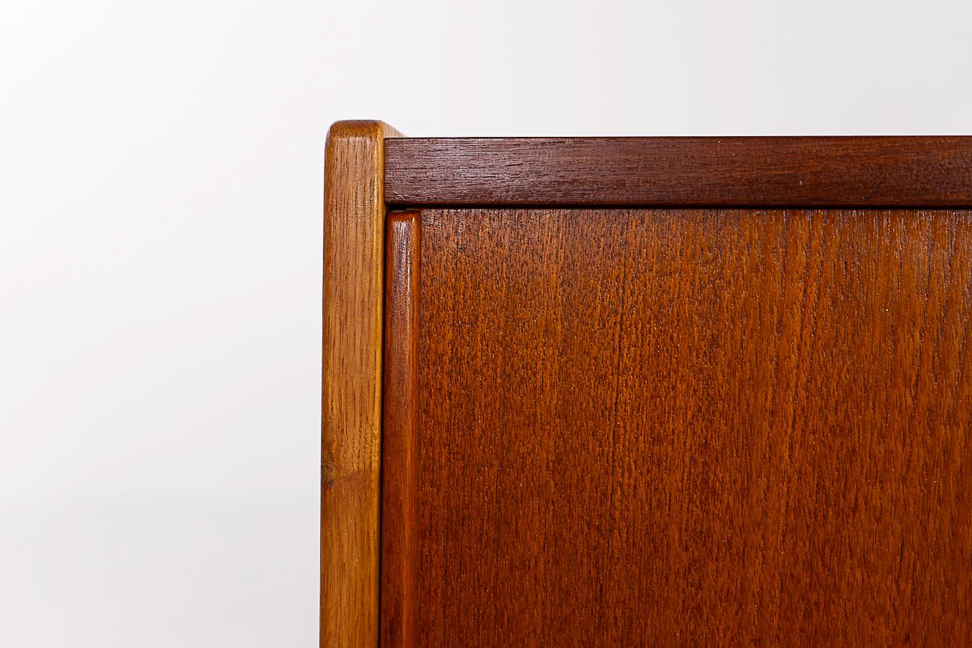 Swedish Mid-Century Modern Teak & Oak Cabinet In Good Condition For Sale In VANCOUVER, CA