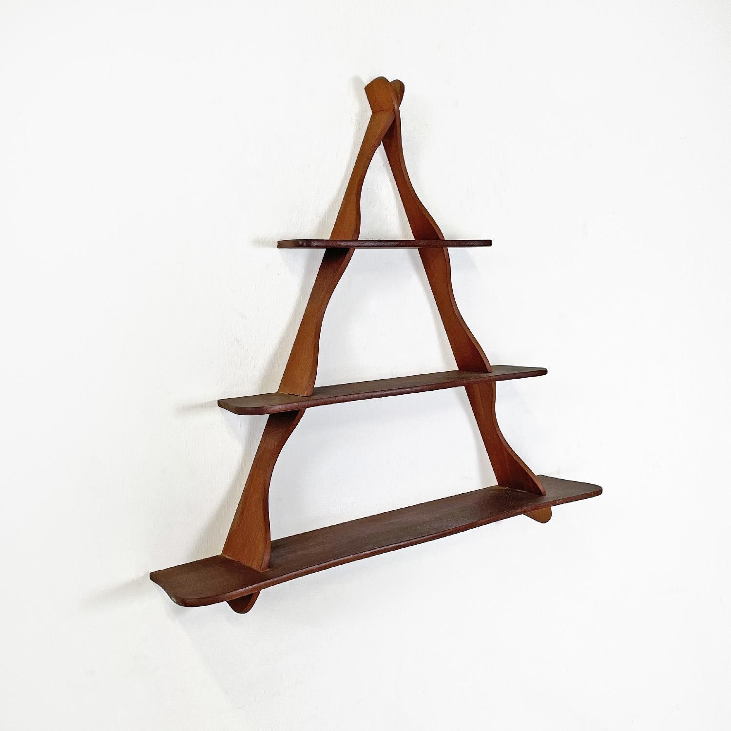 Swedish mid-century modern triangular solid teak wood bookcase by Vejle, 1960s
Bookcase in solid teak wood with a triangular shape. It has three entirely interlocking shelves, all the elements that compose it have soft and curved lines.
Swedish