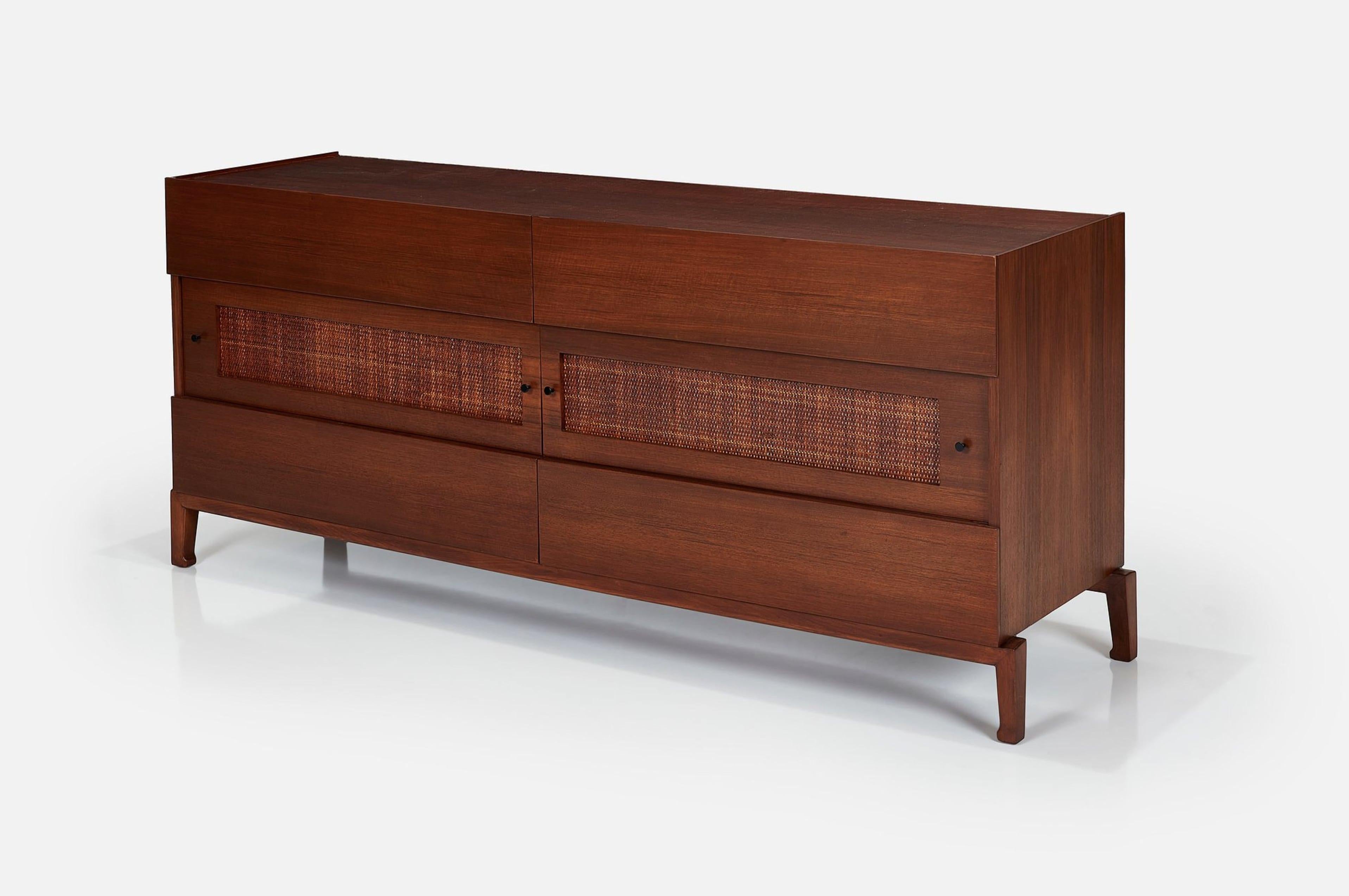 Elegia il tuo spazio abitativo con un tocco di eleganza senza tempo grazie a questo squisito comò svedese in noce del Mid Century Modern del rinomato designer Edmond J. Spence, risalente agli affascinanti anni '50. Un'ambita gemma, recentemente