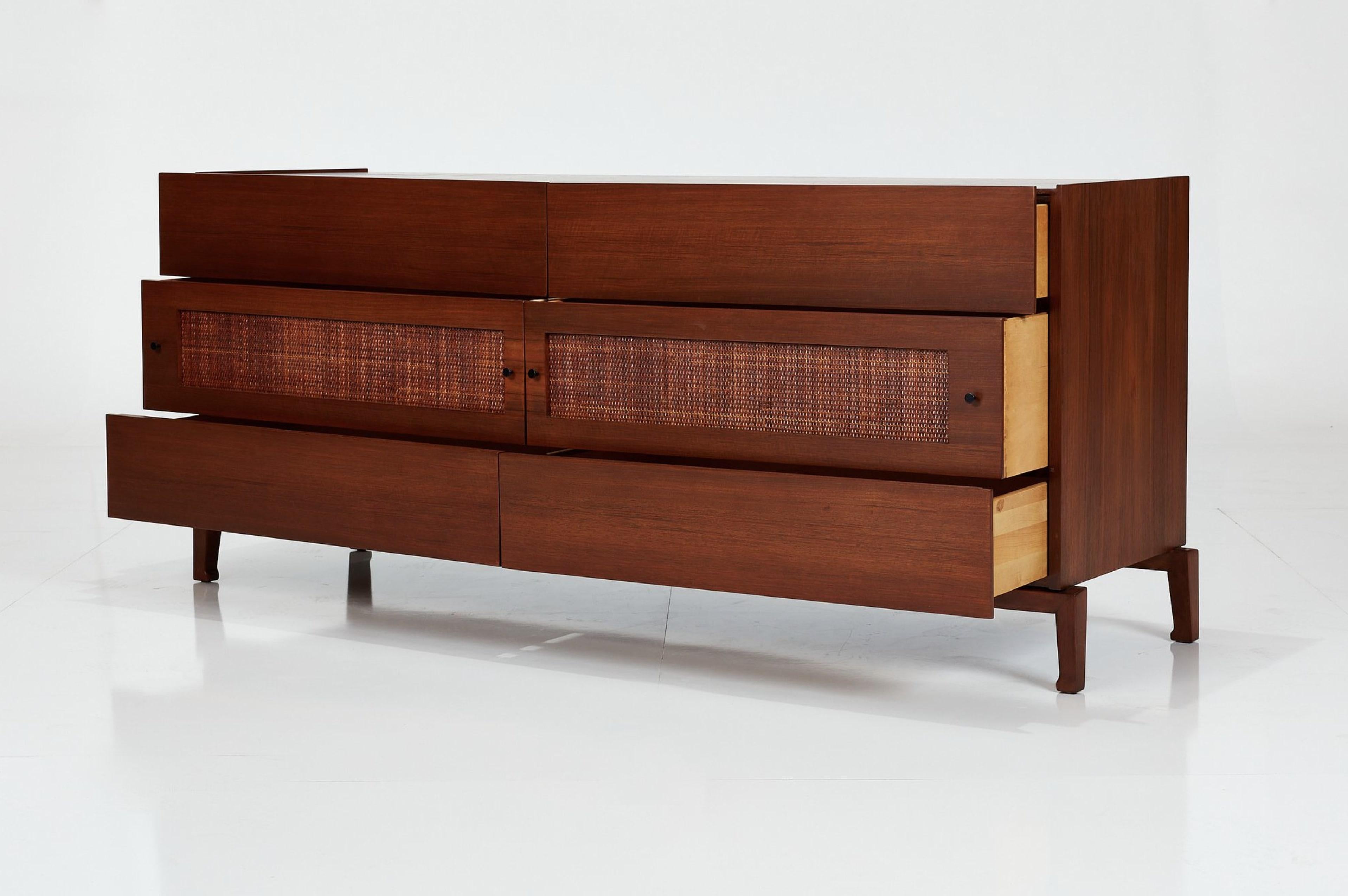 Vimini Comò in noce svedese del Mid Century Modern di Edmond J. Spence, 1950 ca. in vendita
