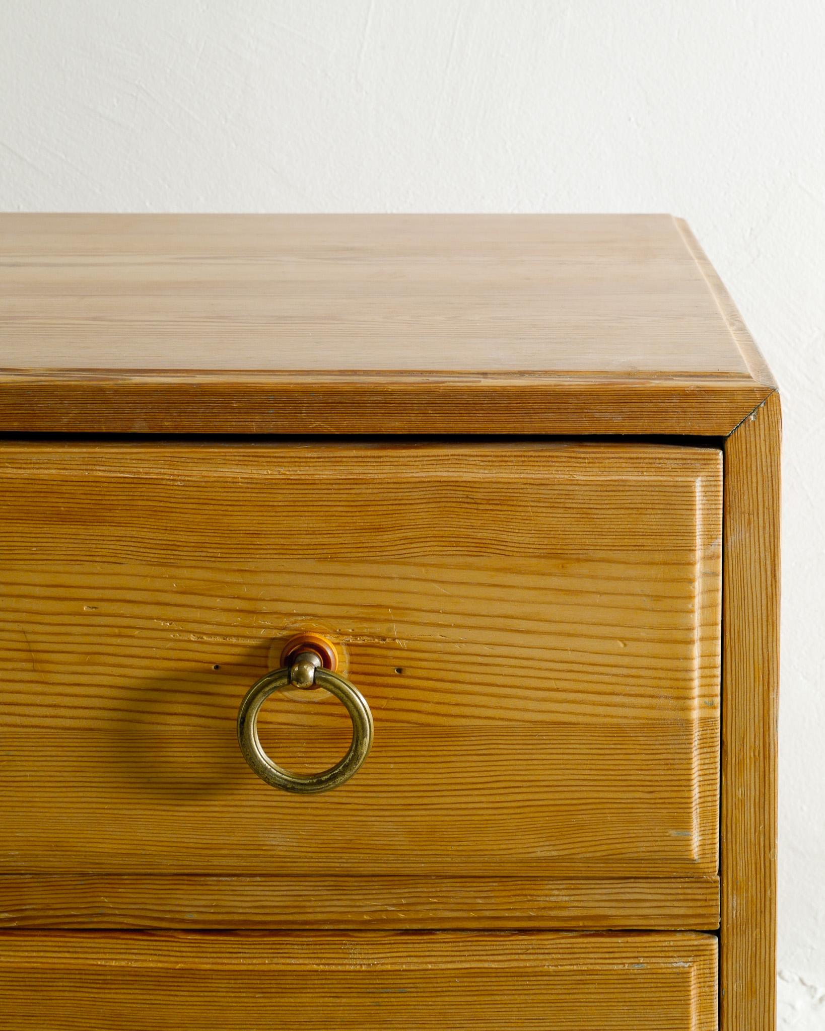 Swedish Mid Century Modern Wooden Chest of Drawers in Pine Produced, 1940s  In Good Condition For Sale In Stockholm, SE