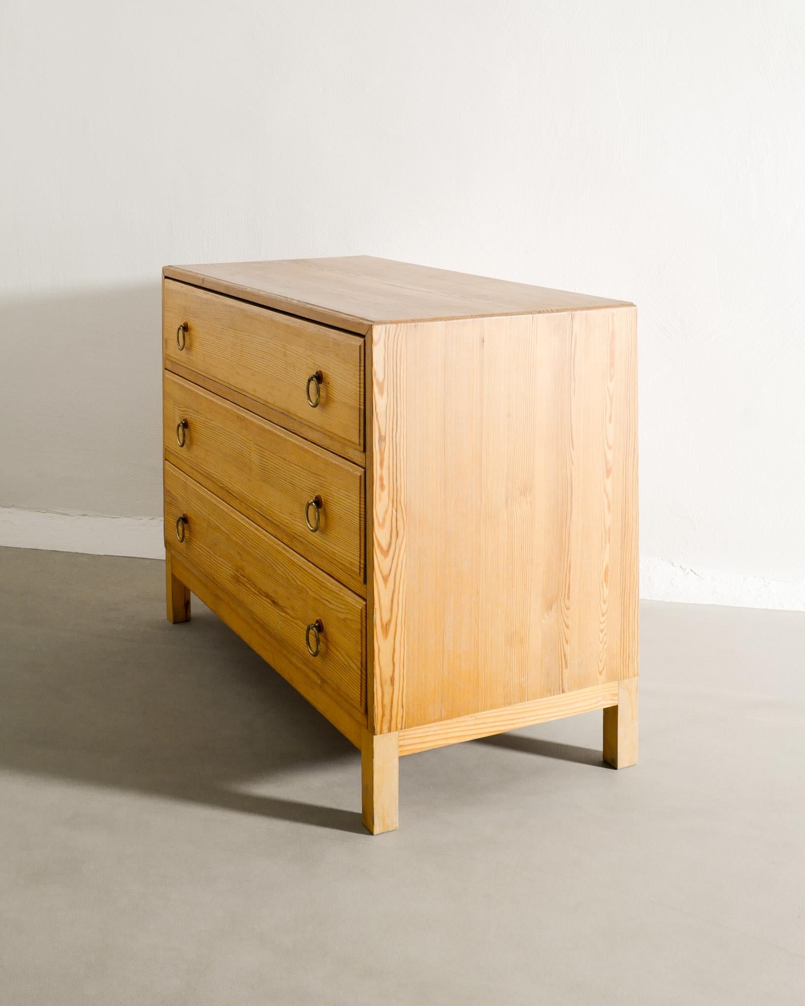 Swedish Mid Century Modern Wooden Chest of Drawers in Pine Produced, 1940s  For Sale 1