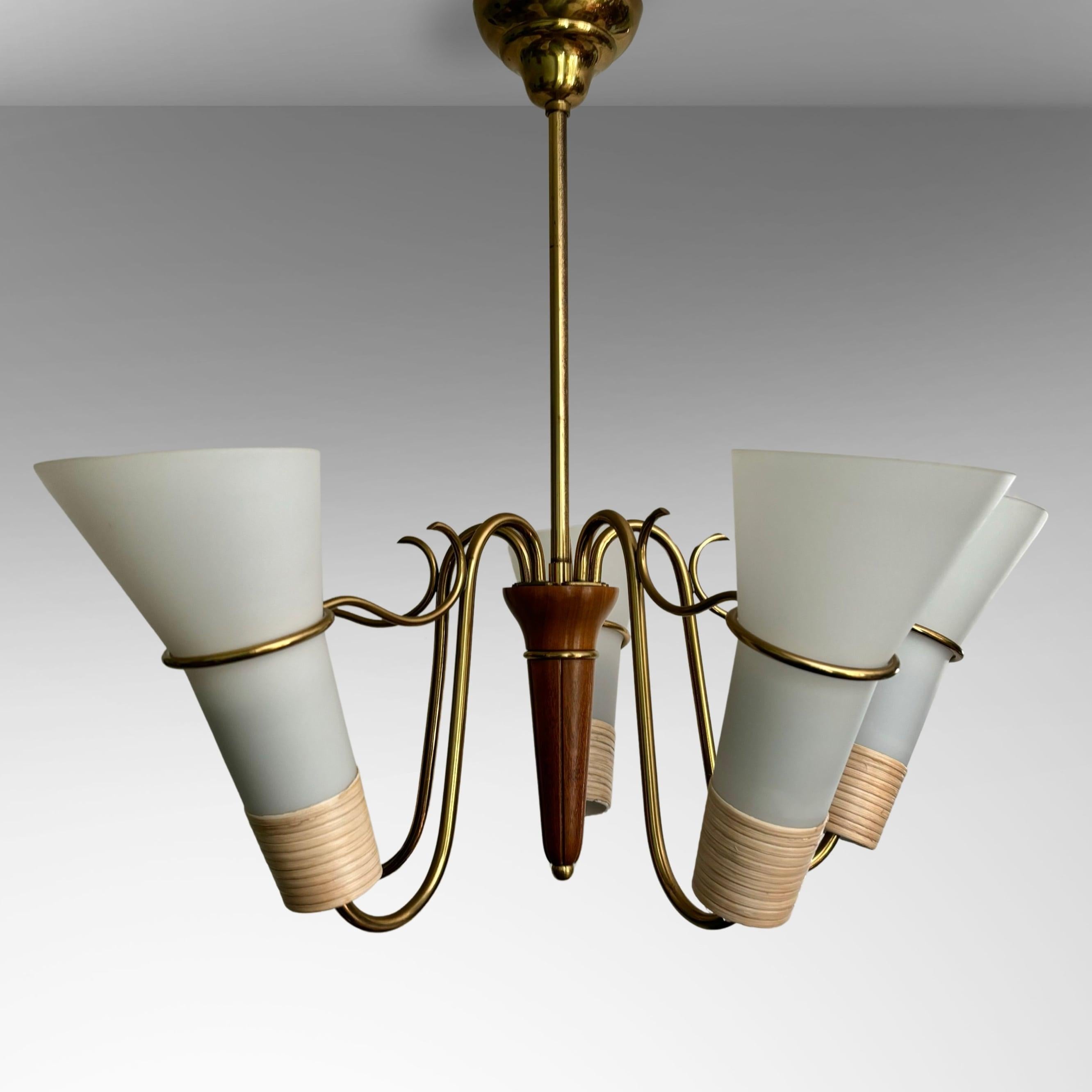 Swedish mid century modernist chandelier in brass, birch and glass, 1940s In Good Condition For Sale In Forserum, SE