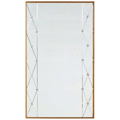 Miroir « arlequin » suédois du milieu du siècle, à cadre en chêne, signé Glas & Tra