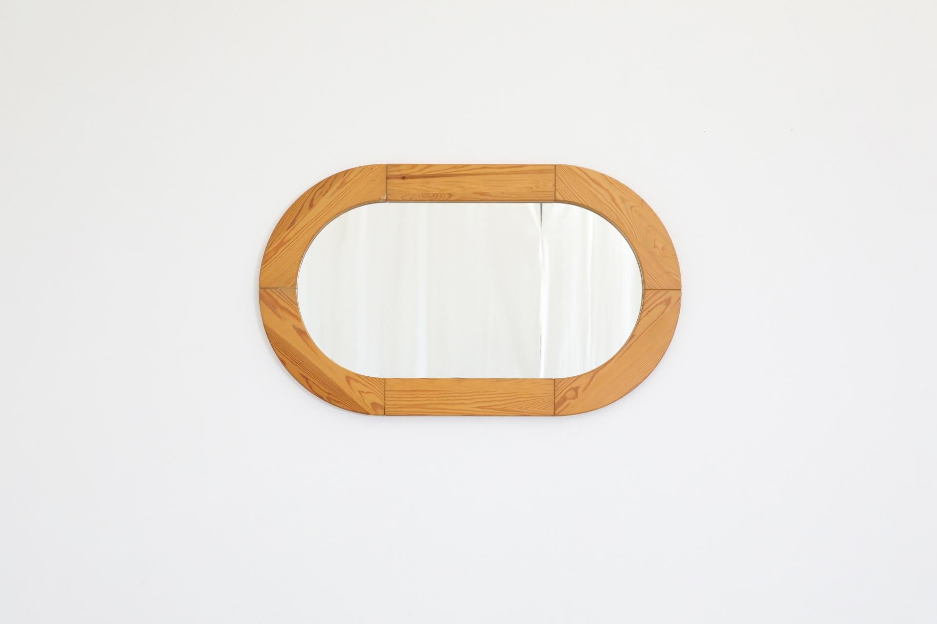 Miroir mural en pin de forme ovale, de style suédois du milieu du siècle dernier, avec un magnifique motif de grain. Peut être monté verticalement ou horizontalement. En état original avec une usure conforme à son âge et à son utilisation. 