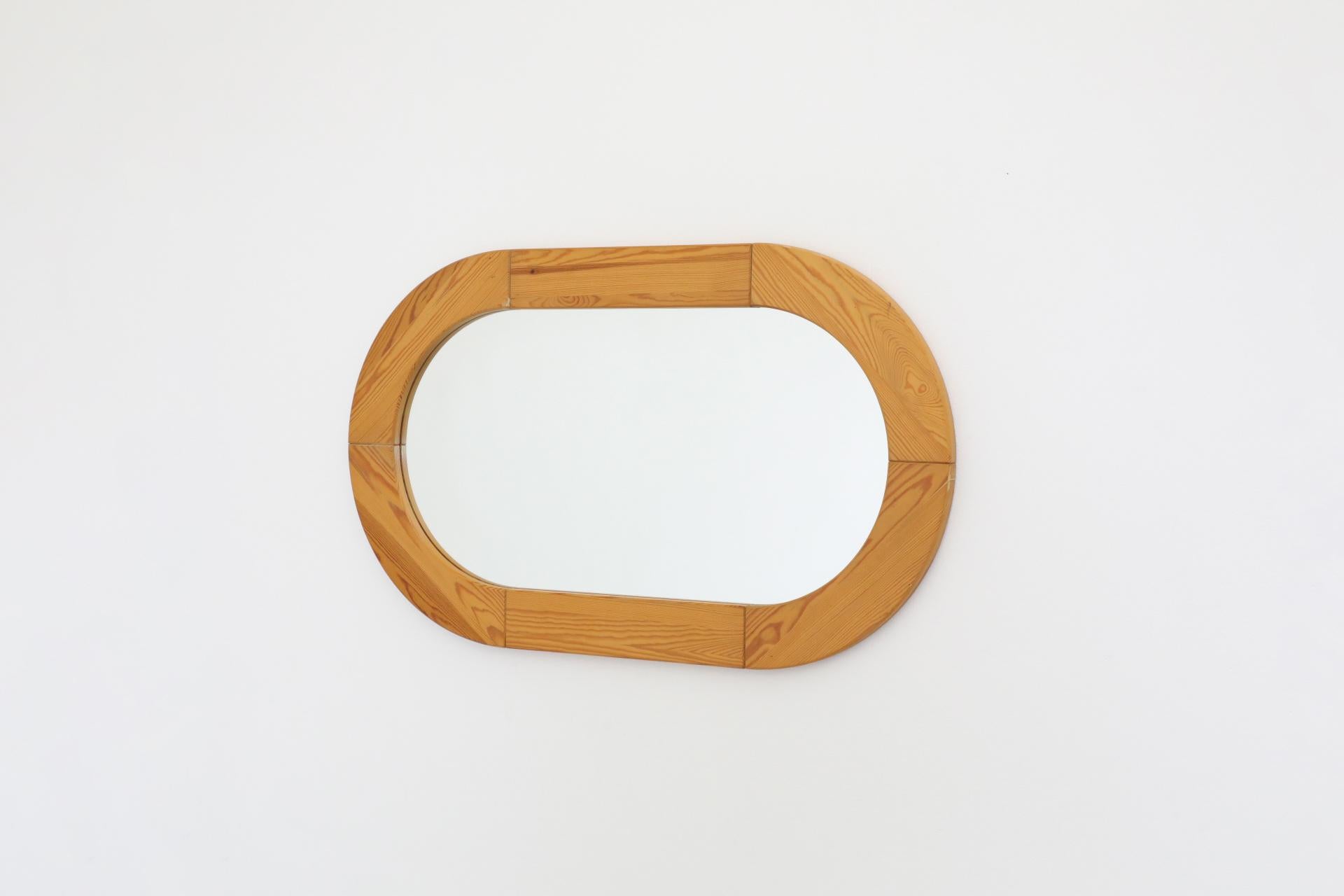 Mid-Century Modern Miroir mural ovale en pin de style suédois du milieu du siècle en vente