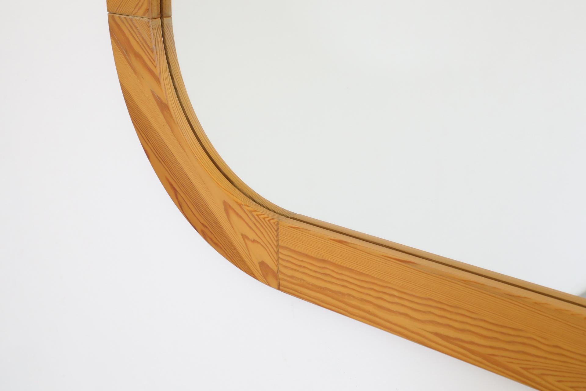 20ième siècle Miroir mural ovale en pin de style suédois du milieu du siècle en vente