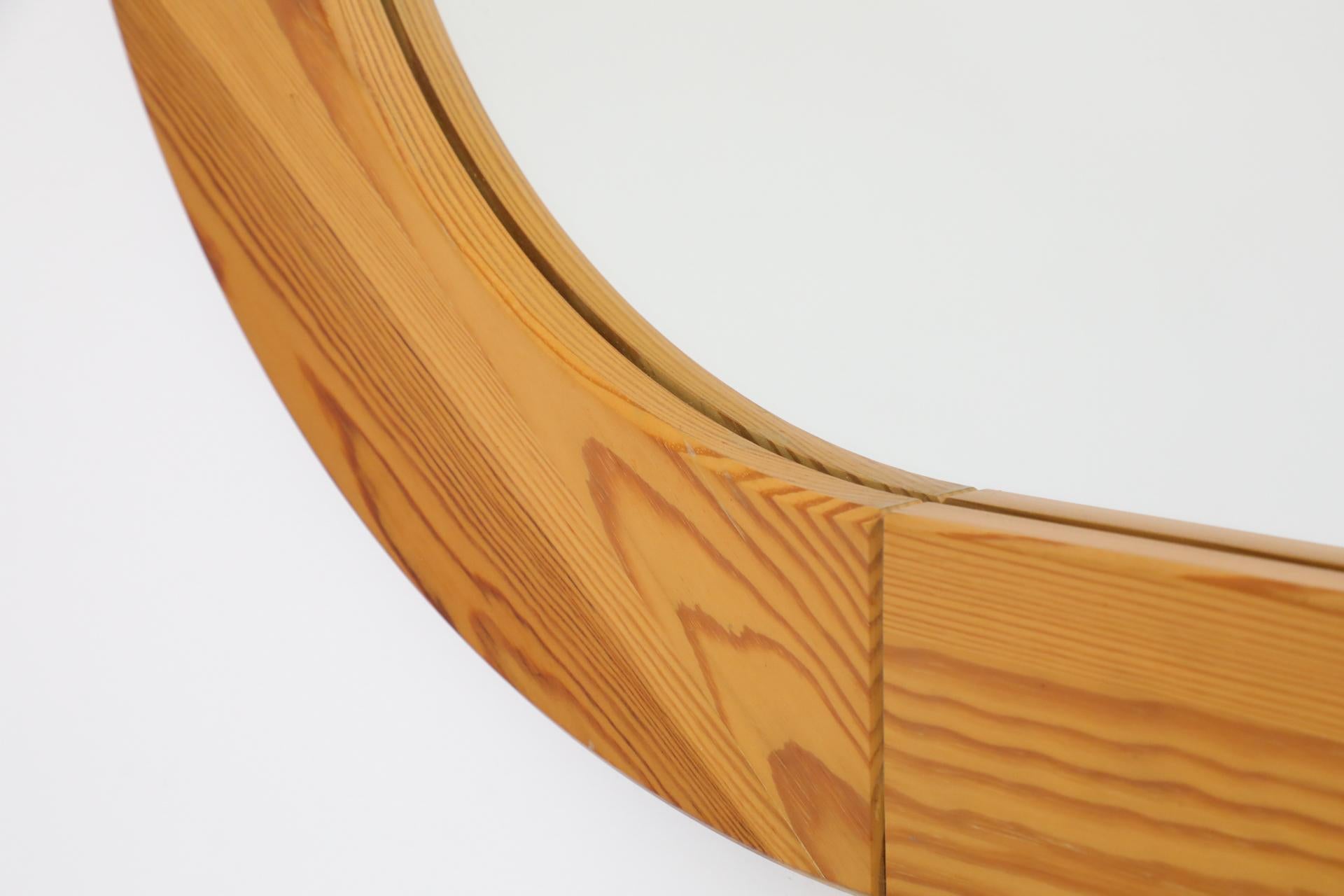 Miroir mural ovale en pin de style suédois du milieu du siècle en vente 1