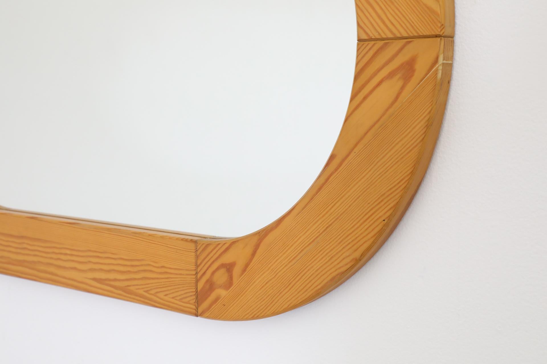 Miroir mural ovale en pin de style suédois du milieu du siècle en vente 3
