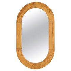 Miroir mural ovale en pin de style suédois du milieu du siècle